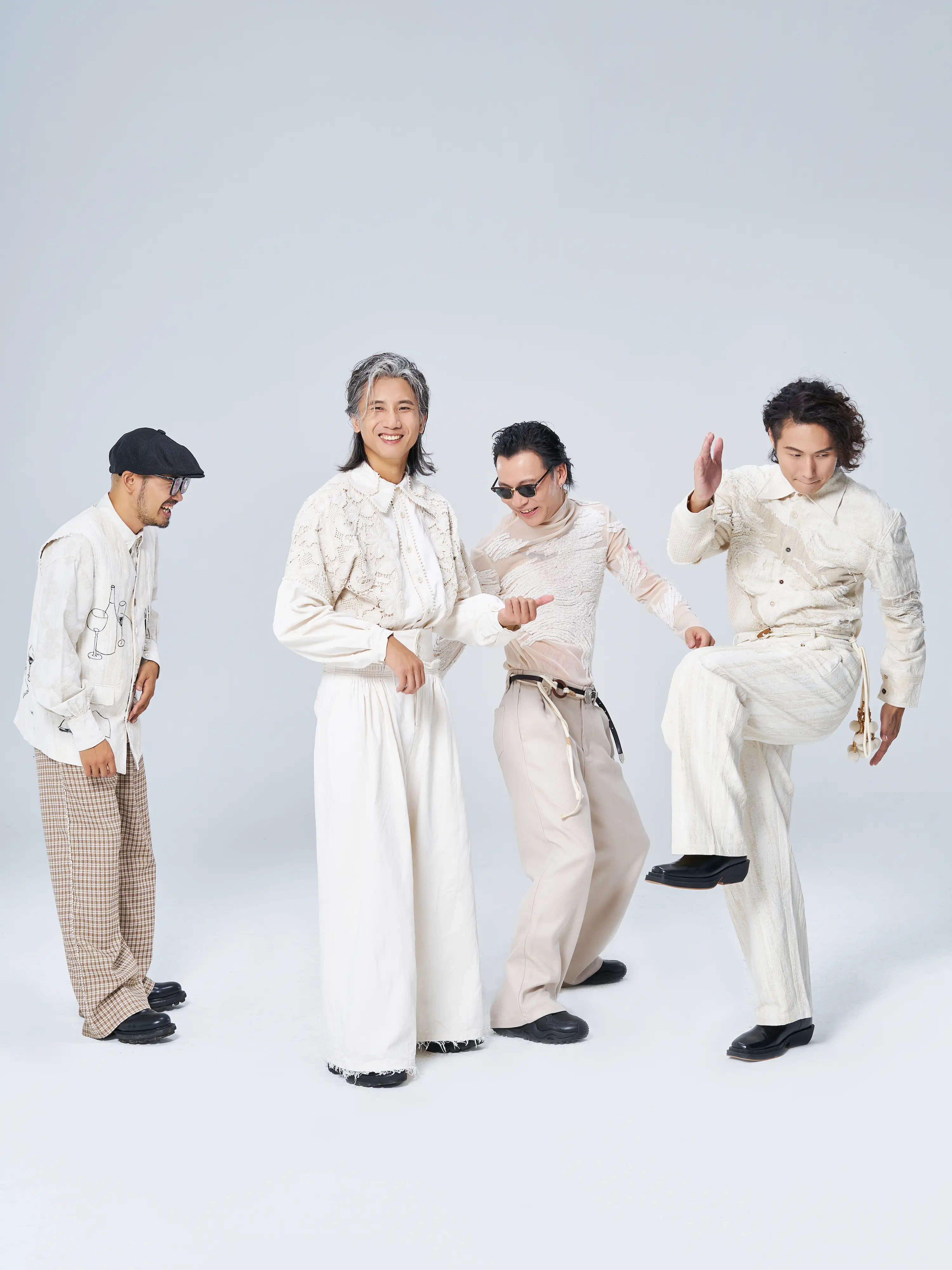 旅行团乐队旅行团,流行摇滚乐队,由主唱孔一蝉,吉他黄子君,键盘韦伟