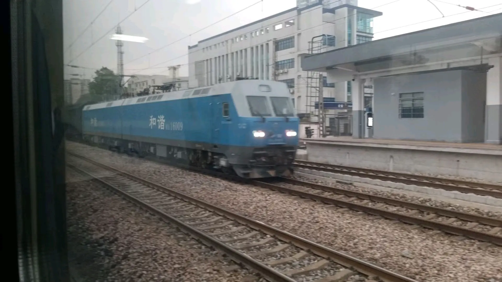 z161(北京西-昆明)出发到达小站站牌出站,溆浦站1/2/3站台都是低站台