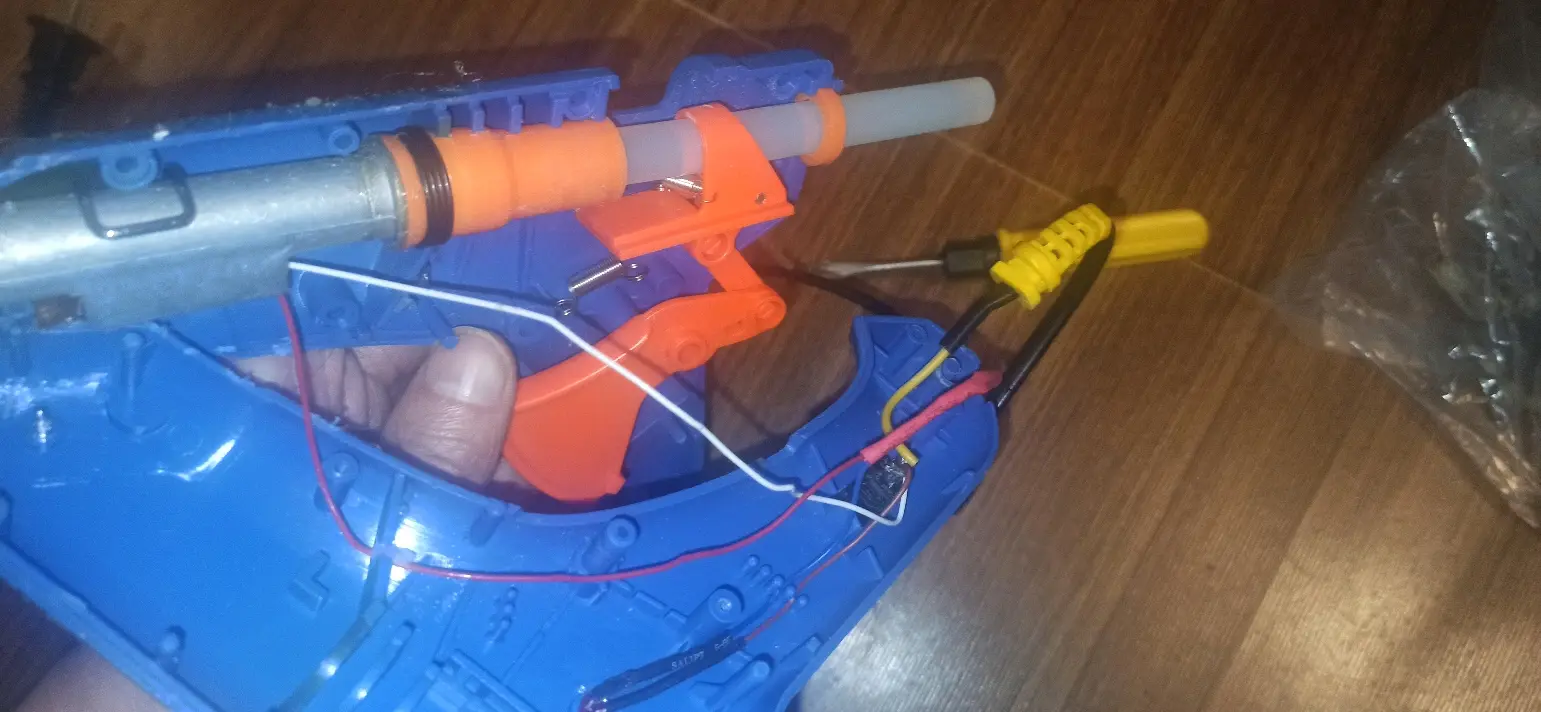 把点不亮的热胶柄拆开,等到放长假有空改成玩具手铳