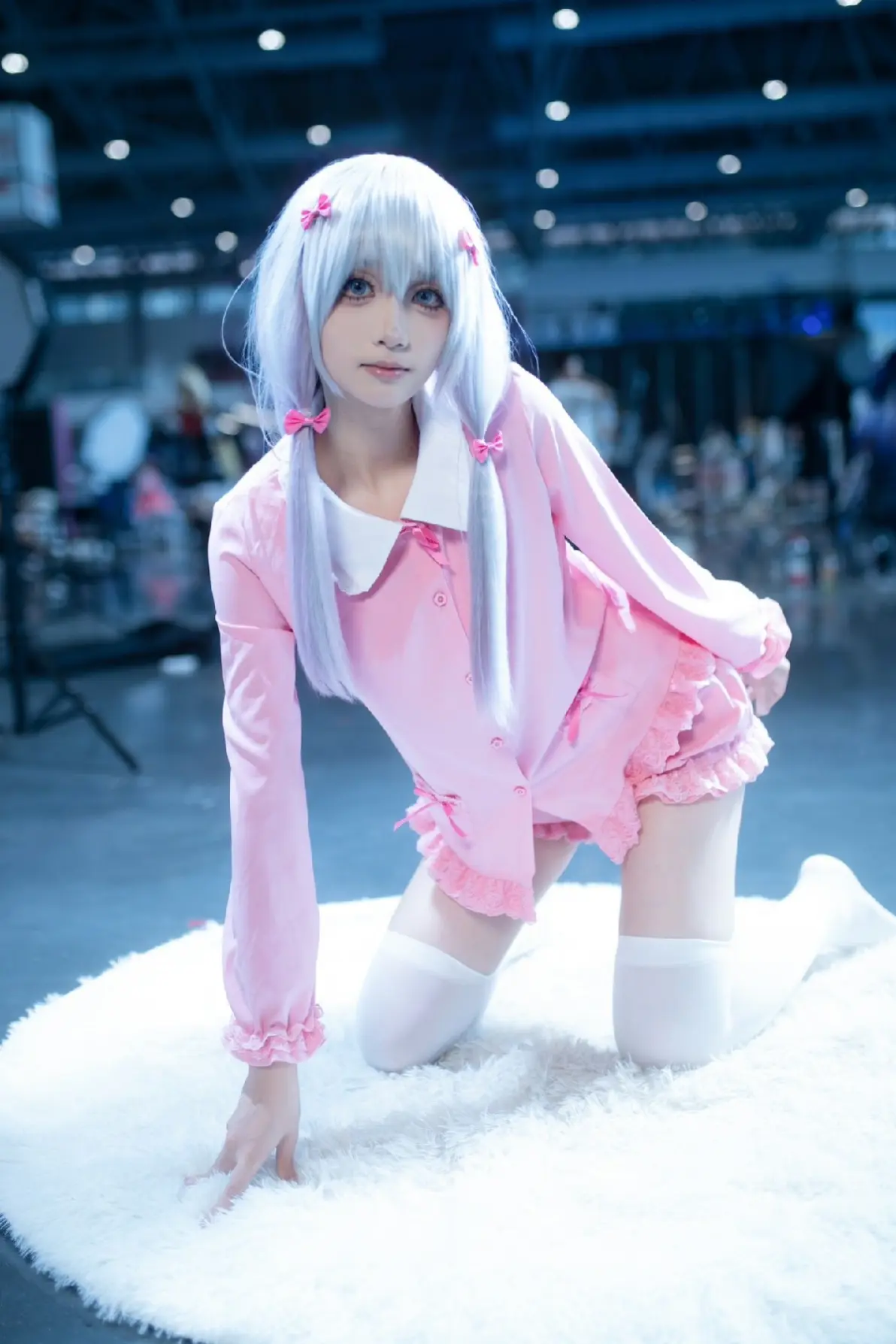 和泉纱雾那白毛萝莉的形象,加上白丝过膝的搭配,二次元