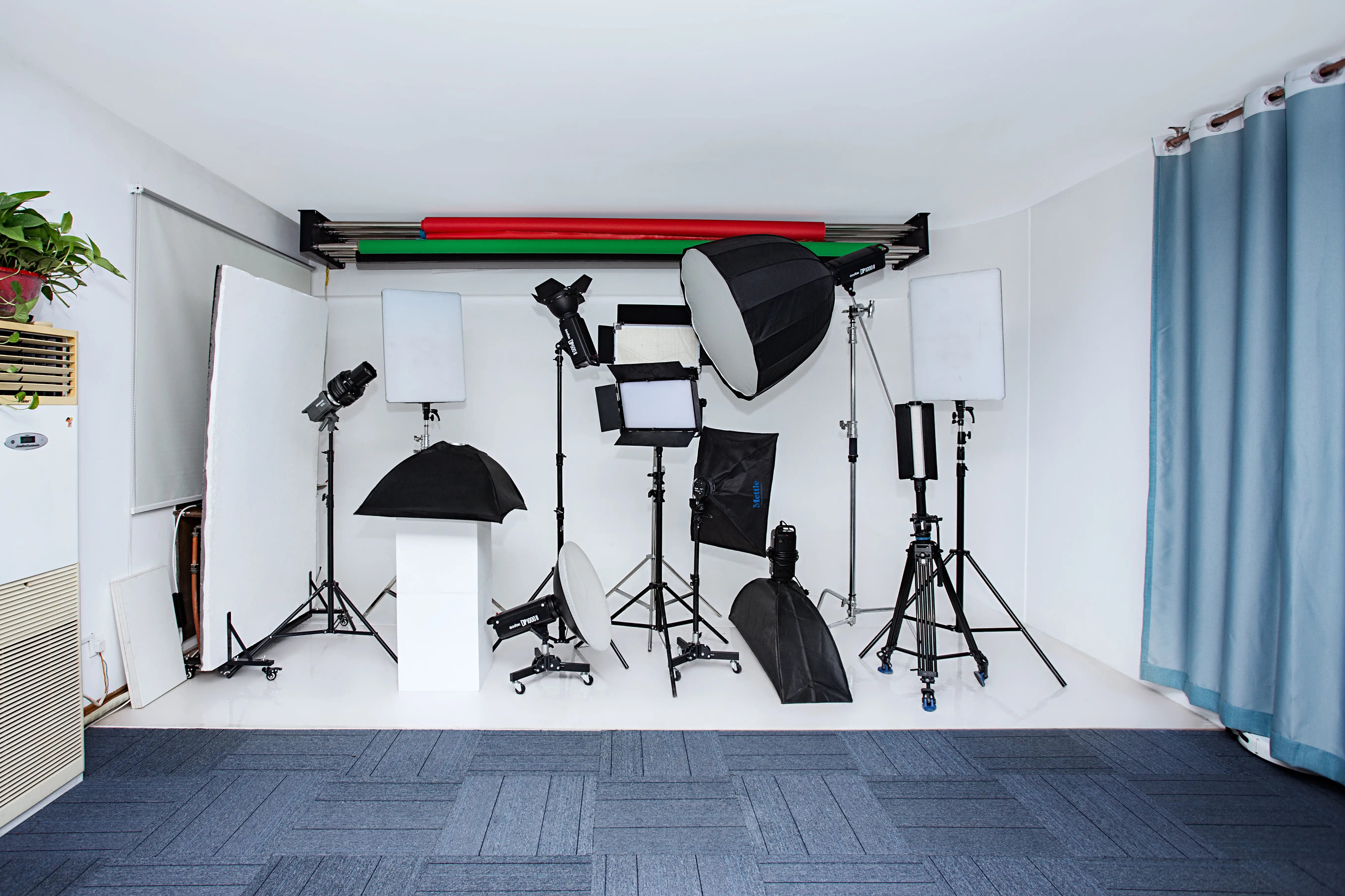 无论你是绘画,摄影还是其他艺术类别的考生,专业的影棚都将成为你发光