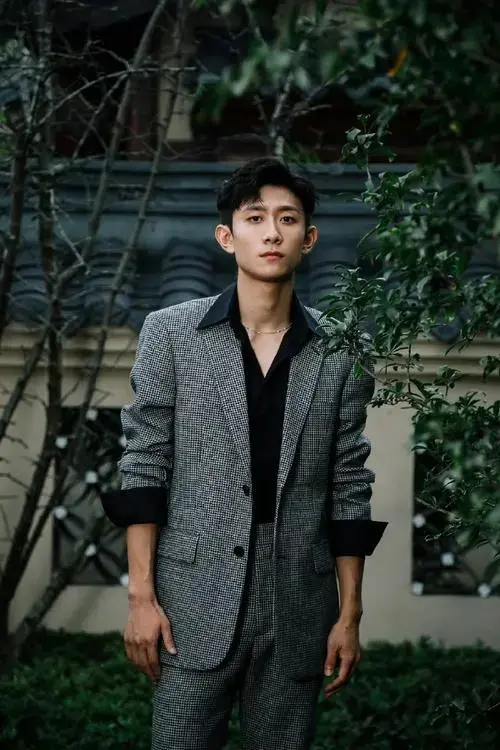 此后,他又出演了影视剧《李小龙我的兄弟》《建党伟业》《老爸回家》