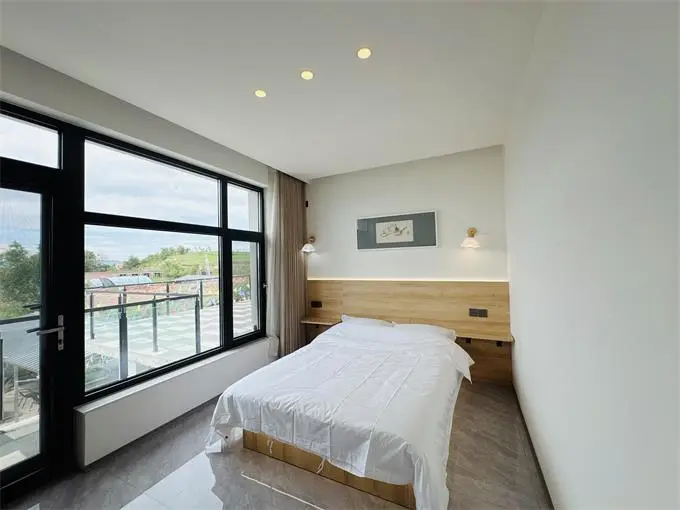 张家口沽源县闪电湖晓越之家民宿近大汉行宫,门口就是闪电河!