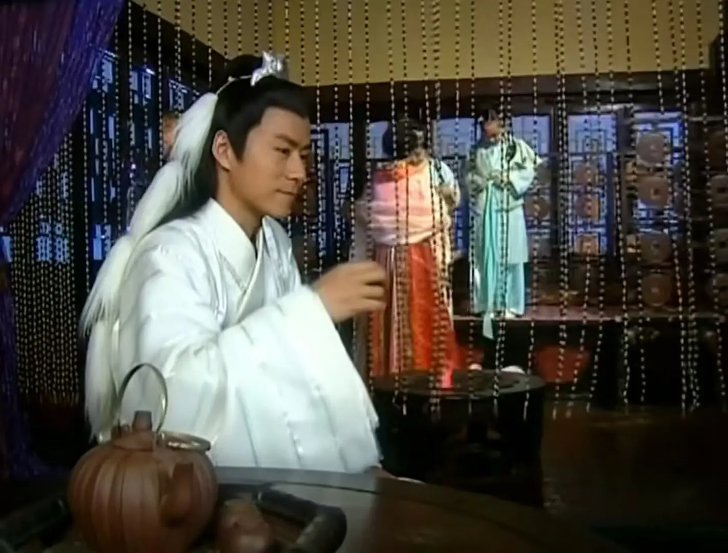司马超群知道婉儿给他戴了绿帽子,可是他真的爱婉儿,爱婉儿和他的