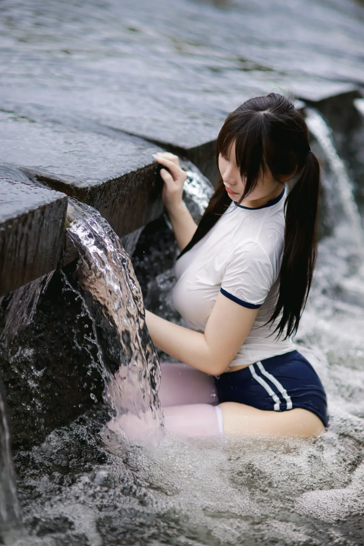 双马尾女孩戏水★体操服湿透了