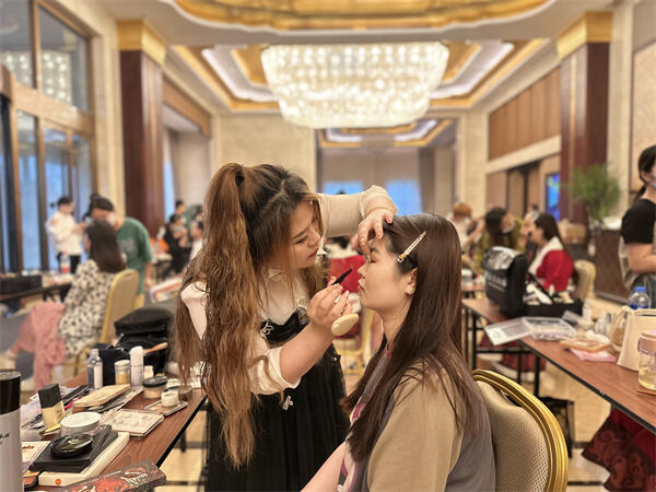 较好化妆培训学校_金善化妆学校评价_专业化妆学校推荐