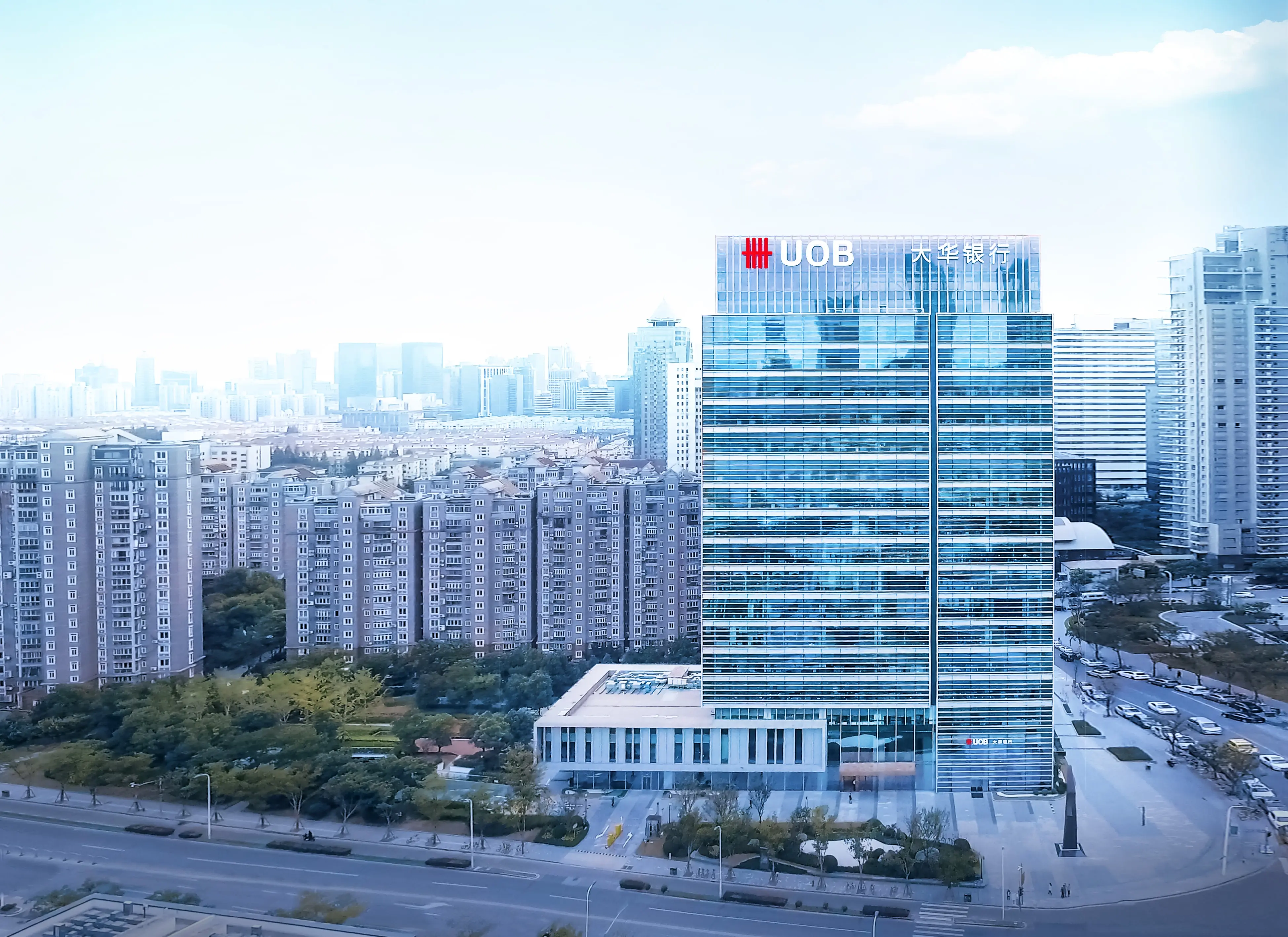 大华银行不断收购,先后收购了崇侨银行,利华银行,远东银行,新加坡工商