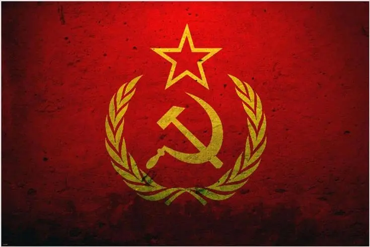 苏维埃社会主义共和国联盟国旗为红旗,左上角绘有五角星与交叉的镰刀