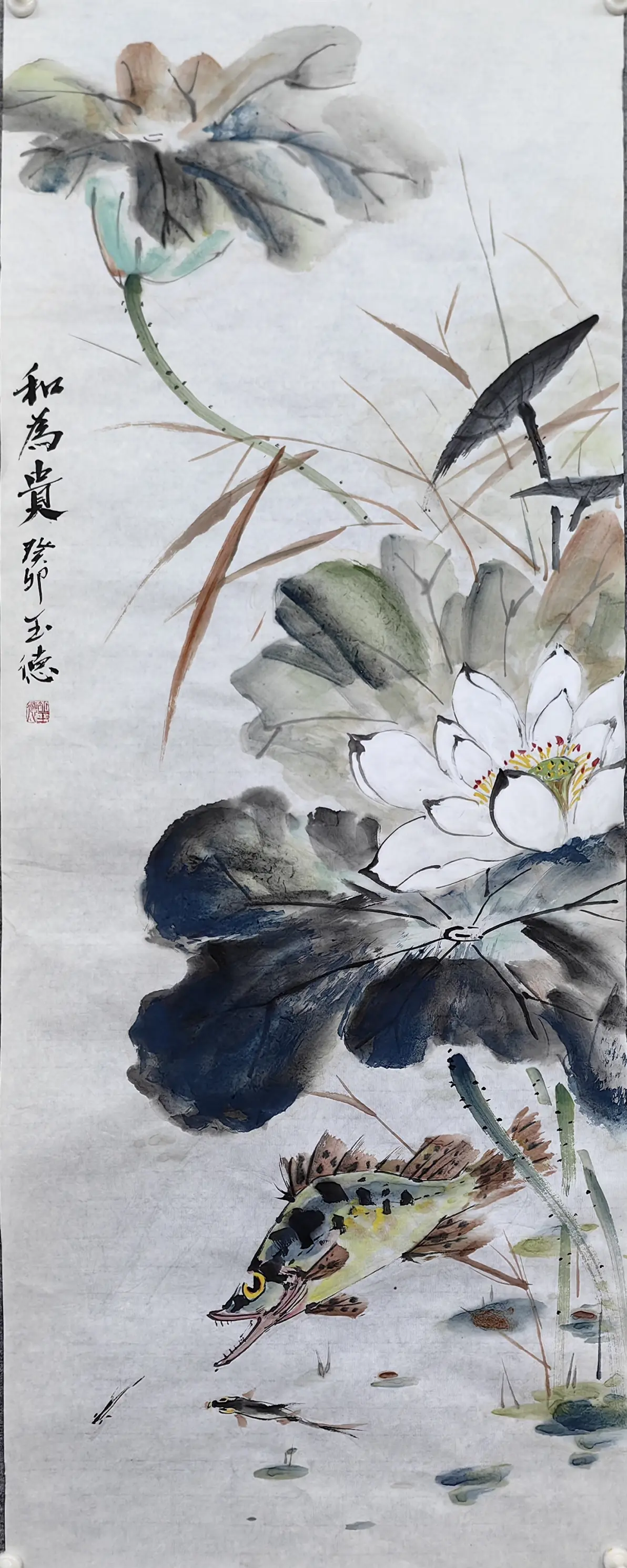 清池白荷绽,玉瓣静晨幽