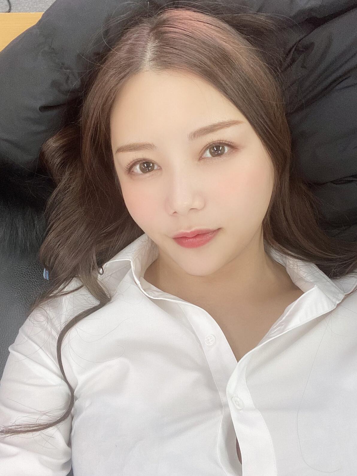 在 一 次 采 访 中.记 者 采 访 白 峰 美 羽 为 何 如 此 痴 迷 这 份 职 业.她 便 这 样...