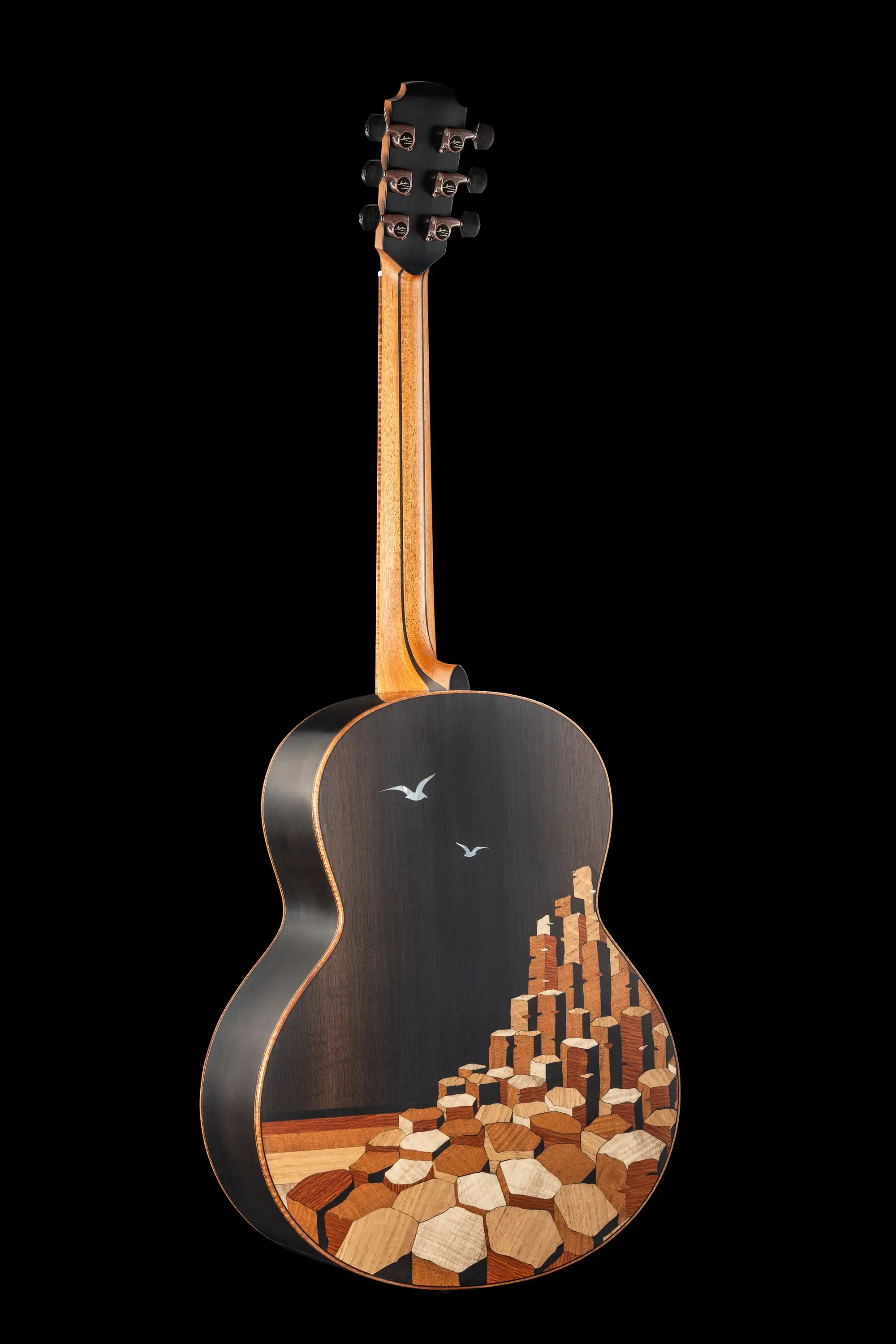 这款非凡的原声吉他由 george lowden及lowden guitars团队设计打造