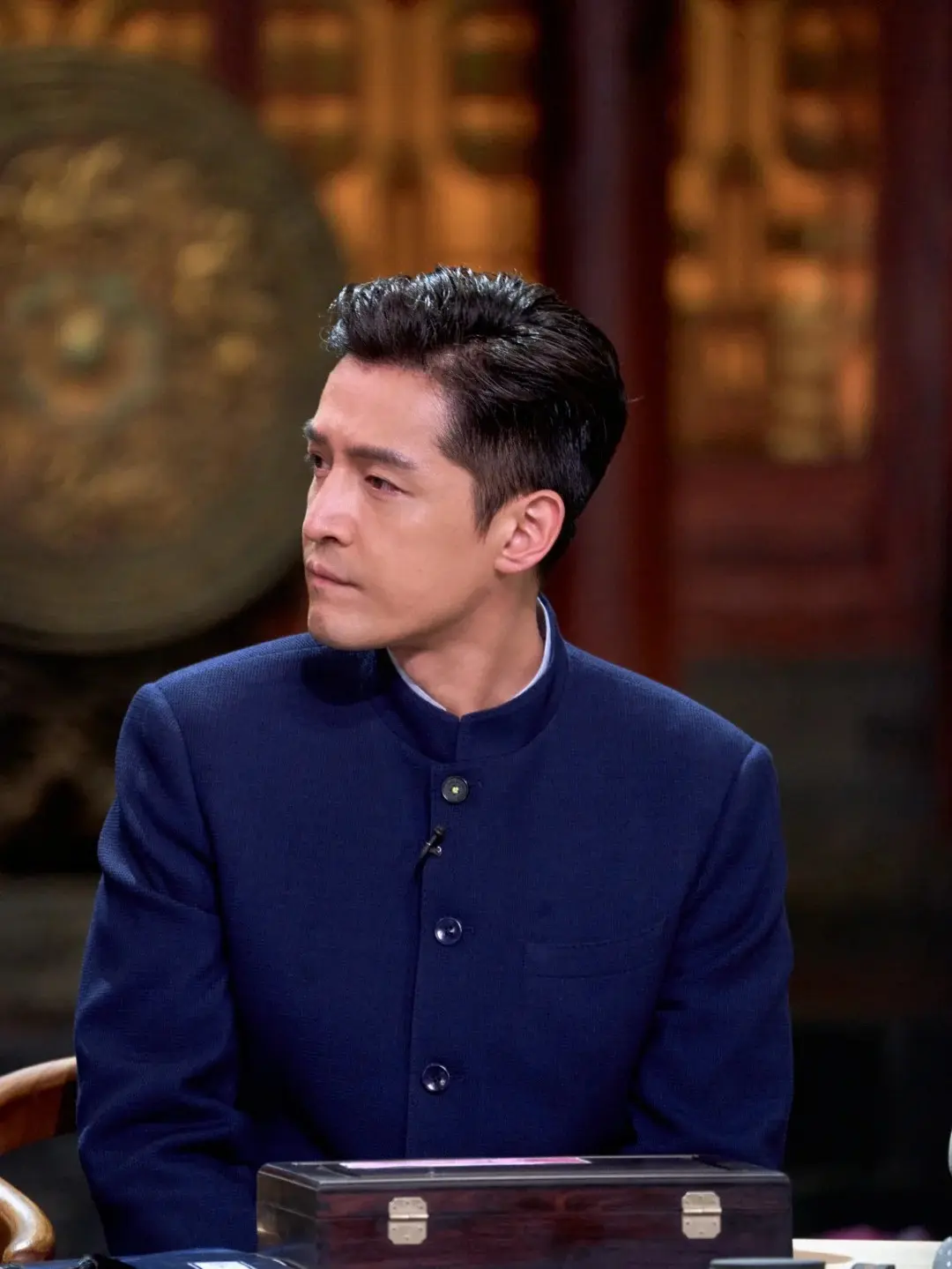 领带或者口袋巾等配饰来提升整体造型,中山装只需专注于自身服饰的