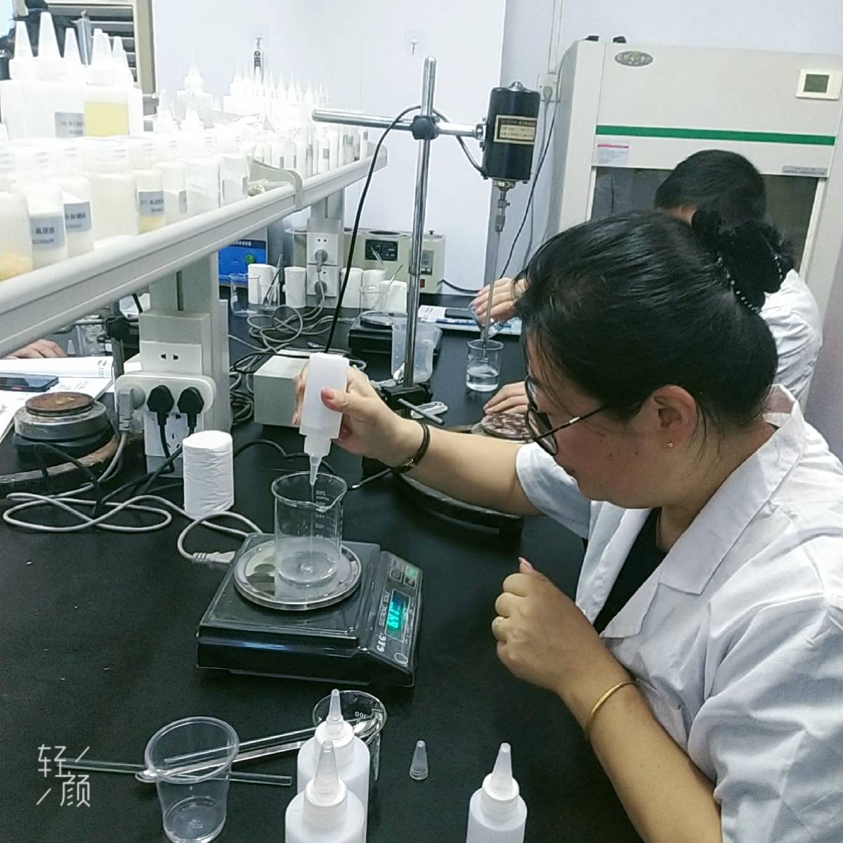 无人机编队的创新形式能引发线. 快消品牌流量触达：上海雅仕传媒的商圈LED（高曝光）+社区电梯（精准渗透）组合