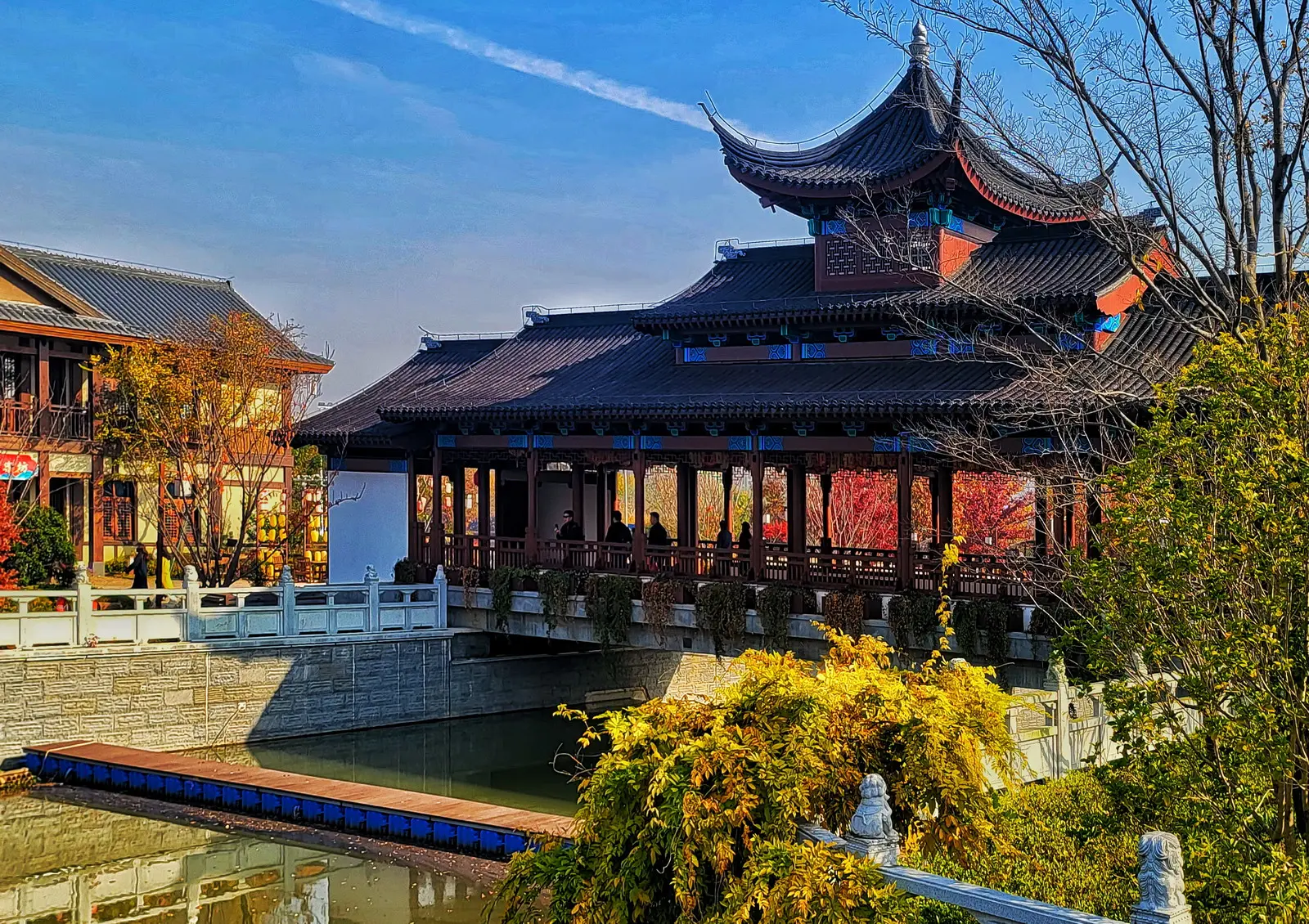 南京无想水镇青山之下,一汪碧水,小桥流水人家