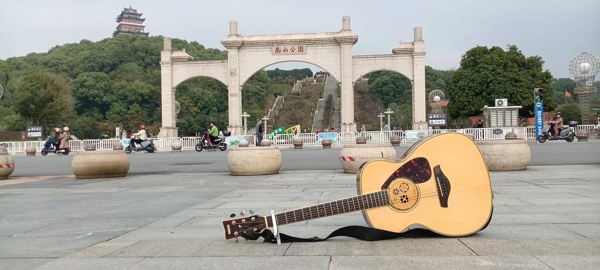 吉他能学会吗_吉他学会一首歌要多久_吉他多久能学会