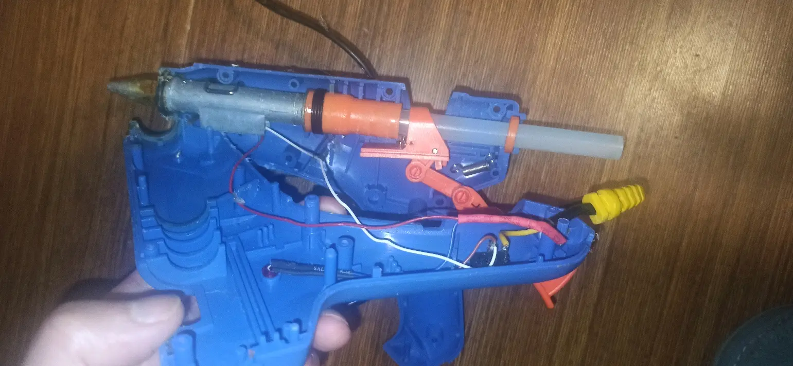 把点不亮的热胶柄拆开,等到放长假有空改成玩具手铳