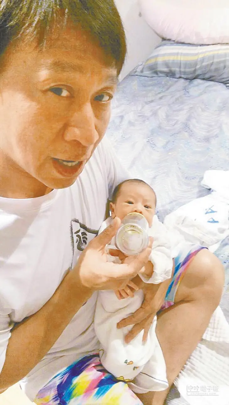 他饰演的角色分别为雷霆怒中的杨忠,庞妃有喜中的胡灵和乞丐王孙中的