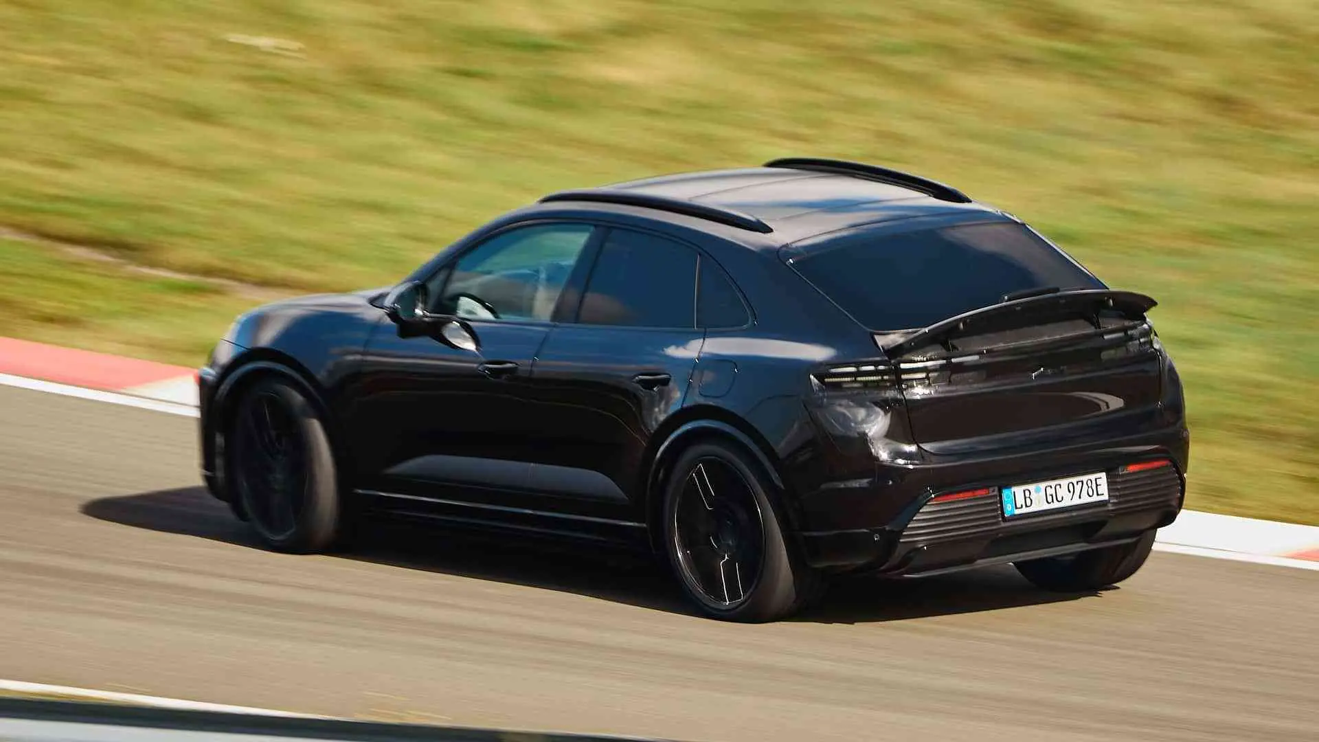 保时捷macan电动版即将首发!燃油版"狂降"13.8万甩卖 - 哔哩哔哩