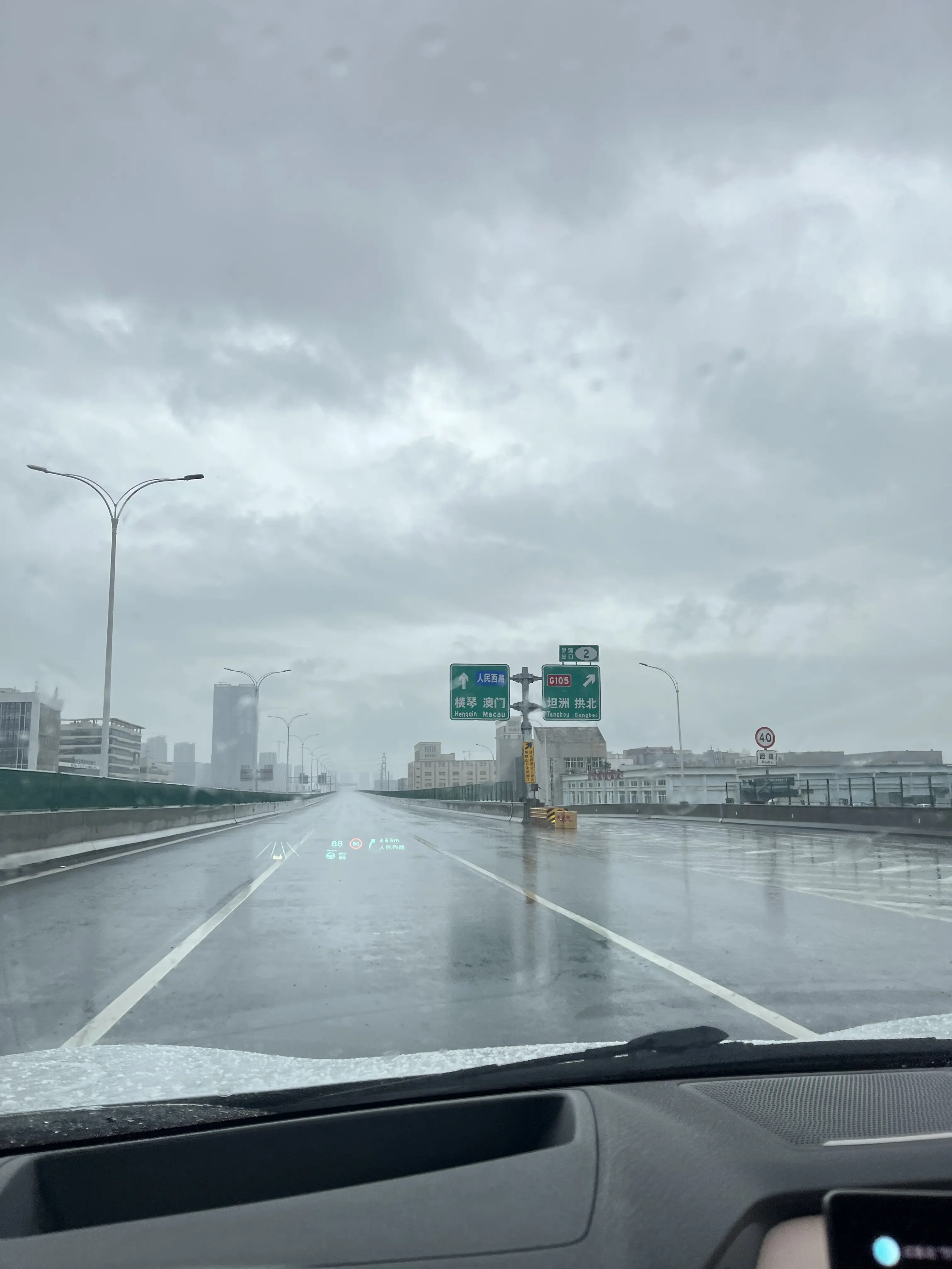 雨天高速堵车图片真实图片