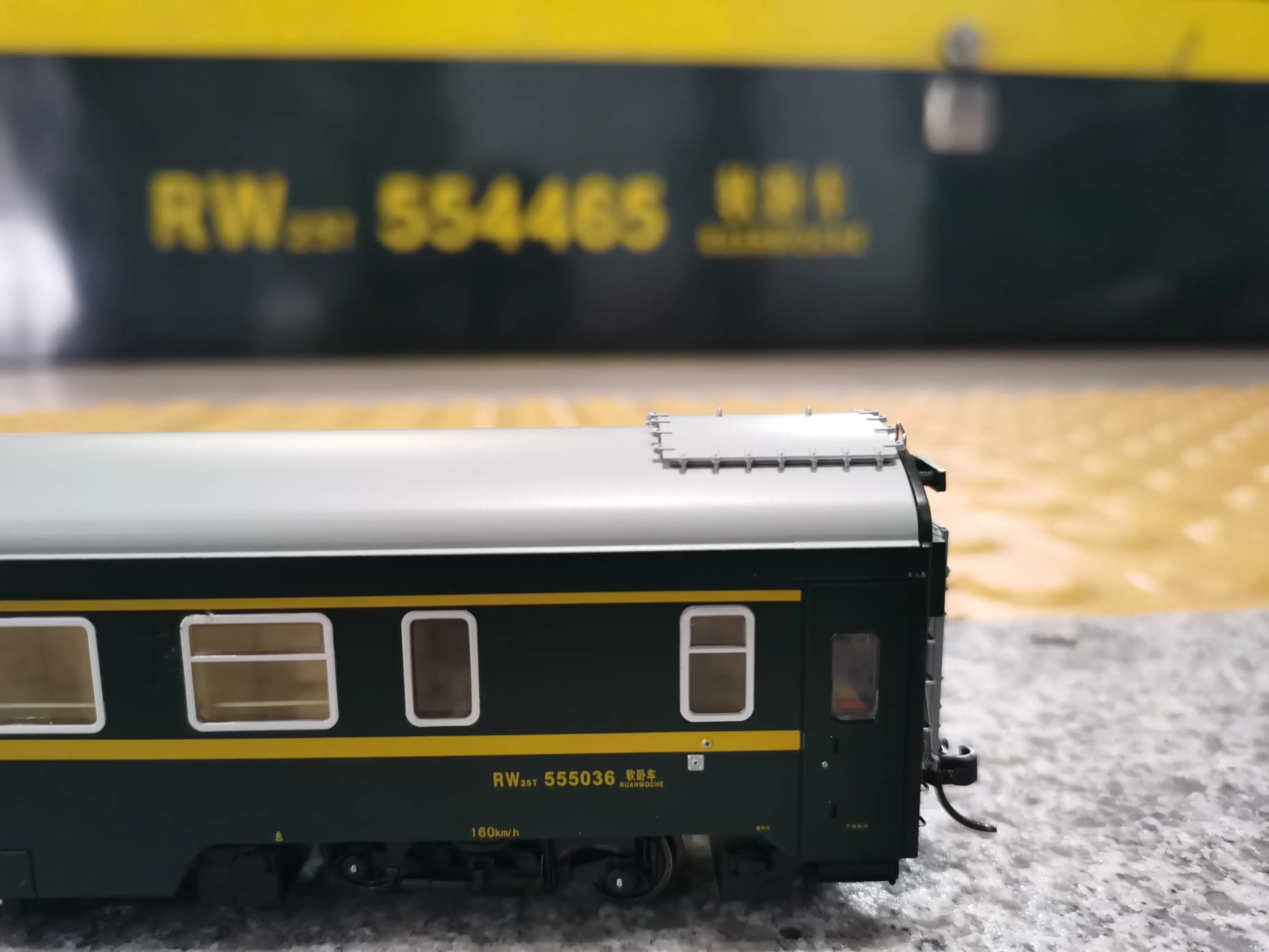 咱所乘坐的z247次,这趟车还配有高级软卧,rw19t车厢这组车底奢华尽显