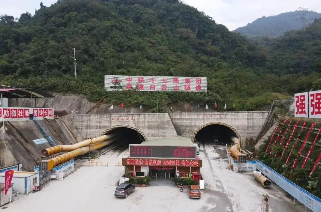 其中,白云山隧道横跨南川,武隆两区,左线长6442米,右线长6404米,隧道
