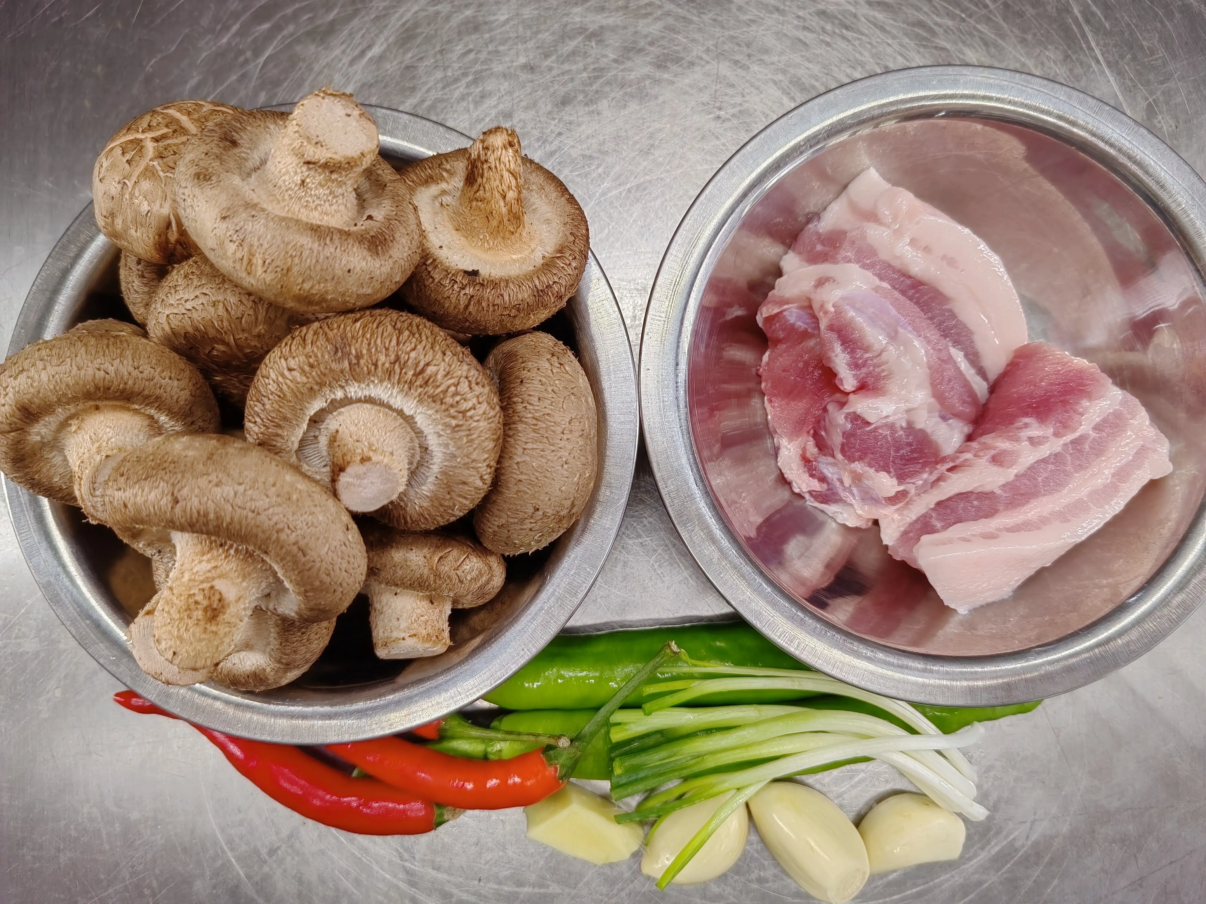 香菇炒肉美味好吃的做法,成菜后口感嫩滑,鲜香味浓,全家抢着吃