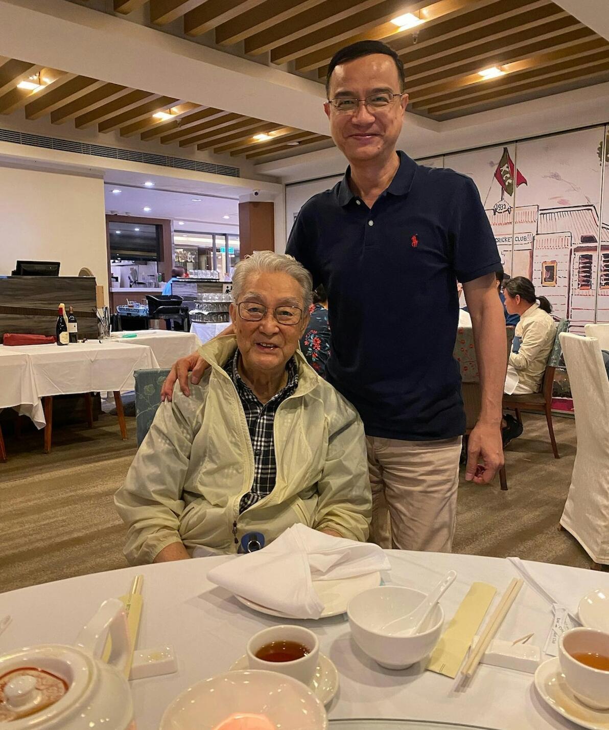 香港老戏骨周骢因肺炎去世，TVB艺人接连悼念，70年老友胡枫称有心理准备 - 哔哩哔哩