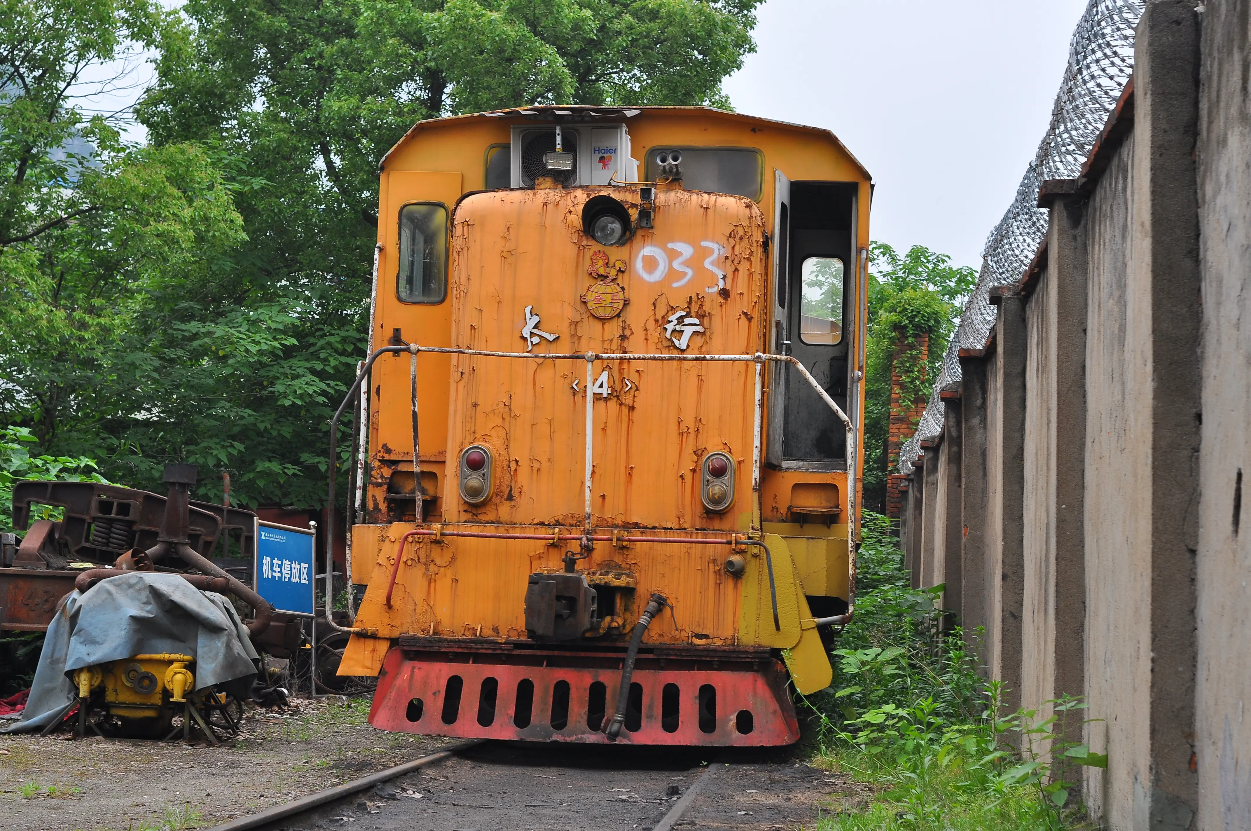 【新兴管业】探访内部来自70年代的太行 4>型内燃机车