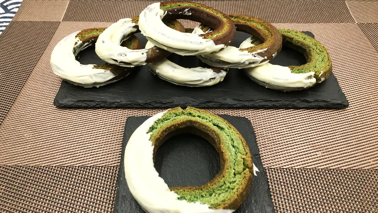 香炸抹茶甜甜圈,将甜蜜与茶香交融,外脆内软的质感令人陶醉.