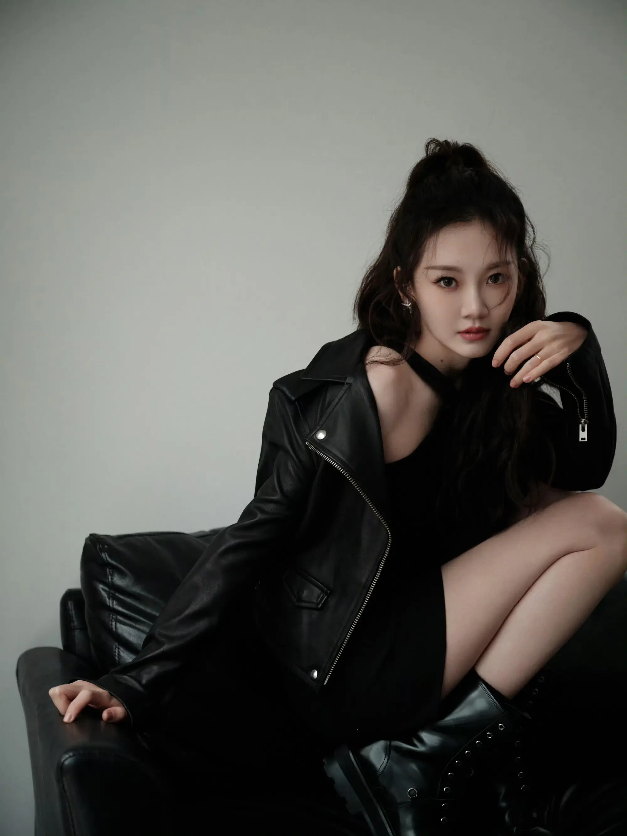 苗苗最新写真曝光 酷飒质感诠释多面反差