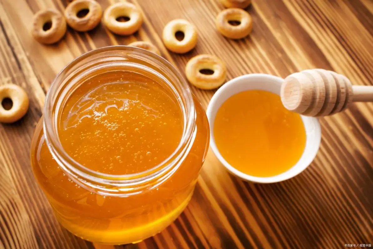 老年人每天能吃多少蜂蜜(老年人每天吃多少蜂蜜为宜)