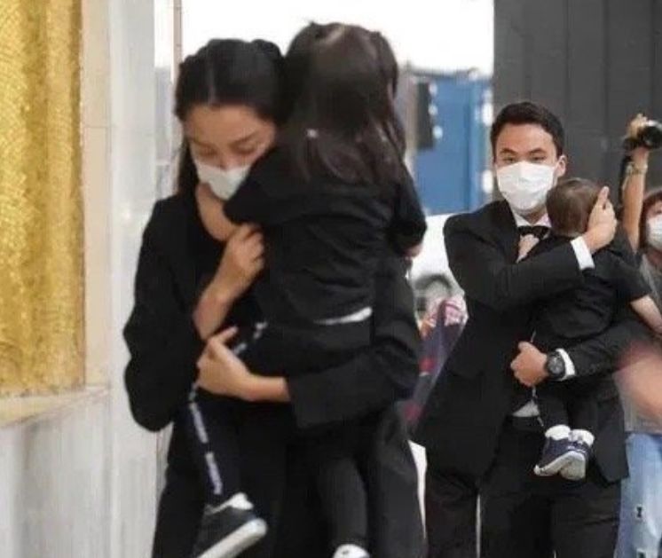 何超莲姐弟为母亲过70大寿!低调摆酒围圈亲三太,窦骁没现身 - 哔哩哔哩