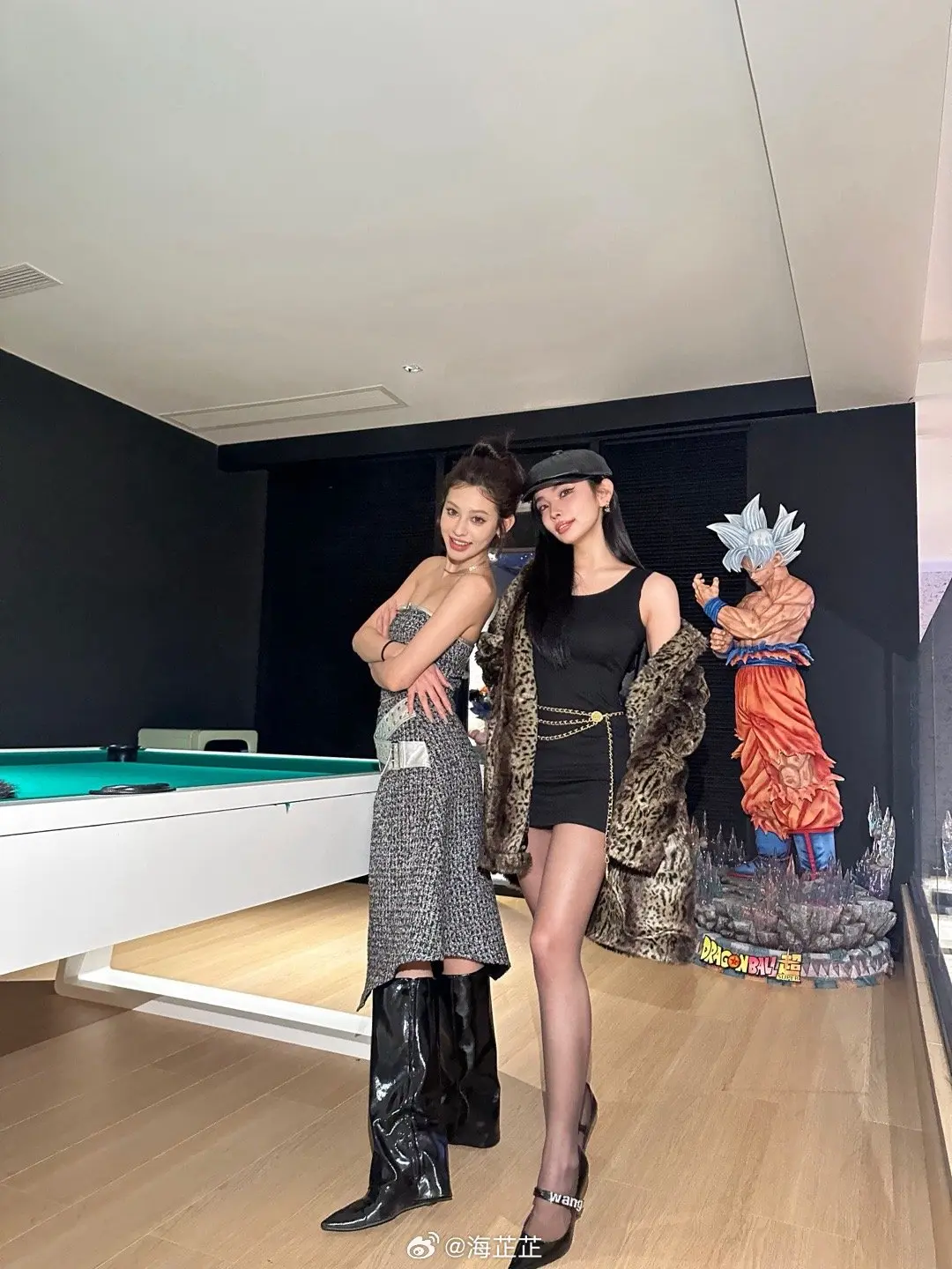 而在之前的演唱会上,马思唯的女朋友也和knowknow,melo老婆合影