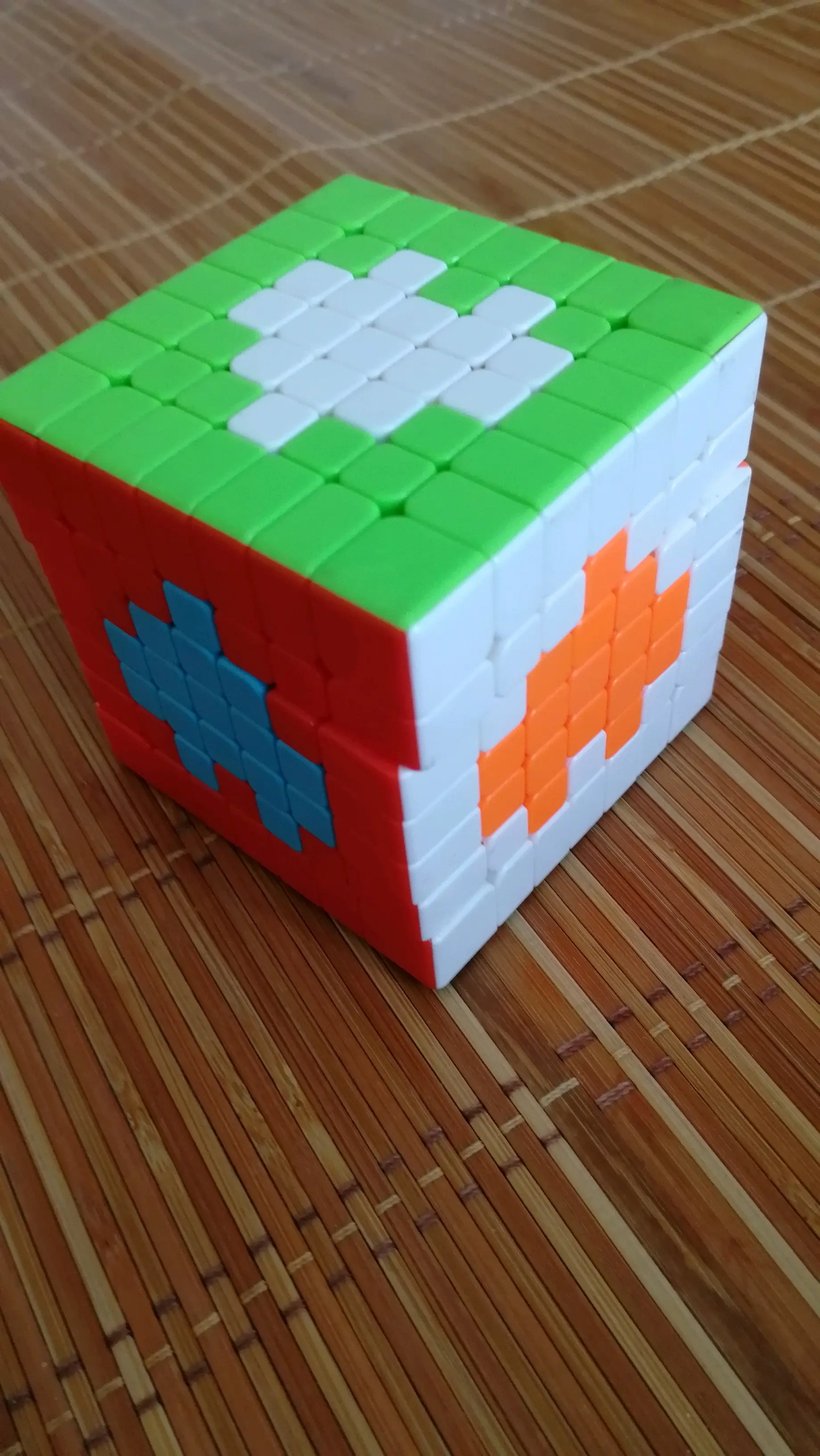 本人在玩魔方时不小心拼出来了爱心,望周知