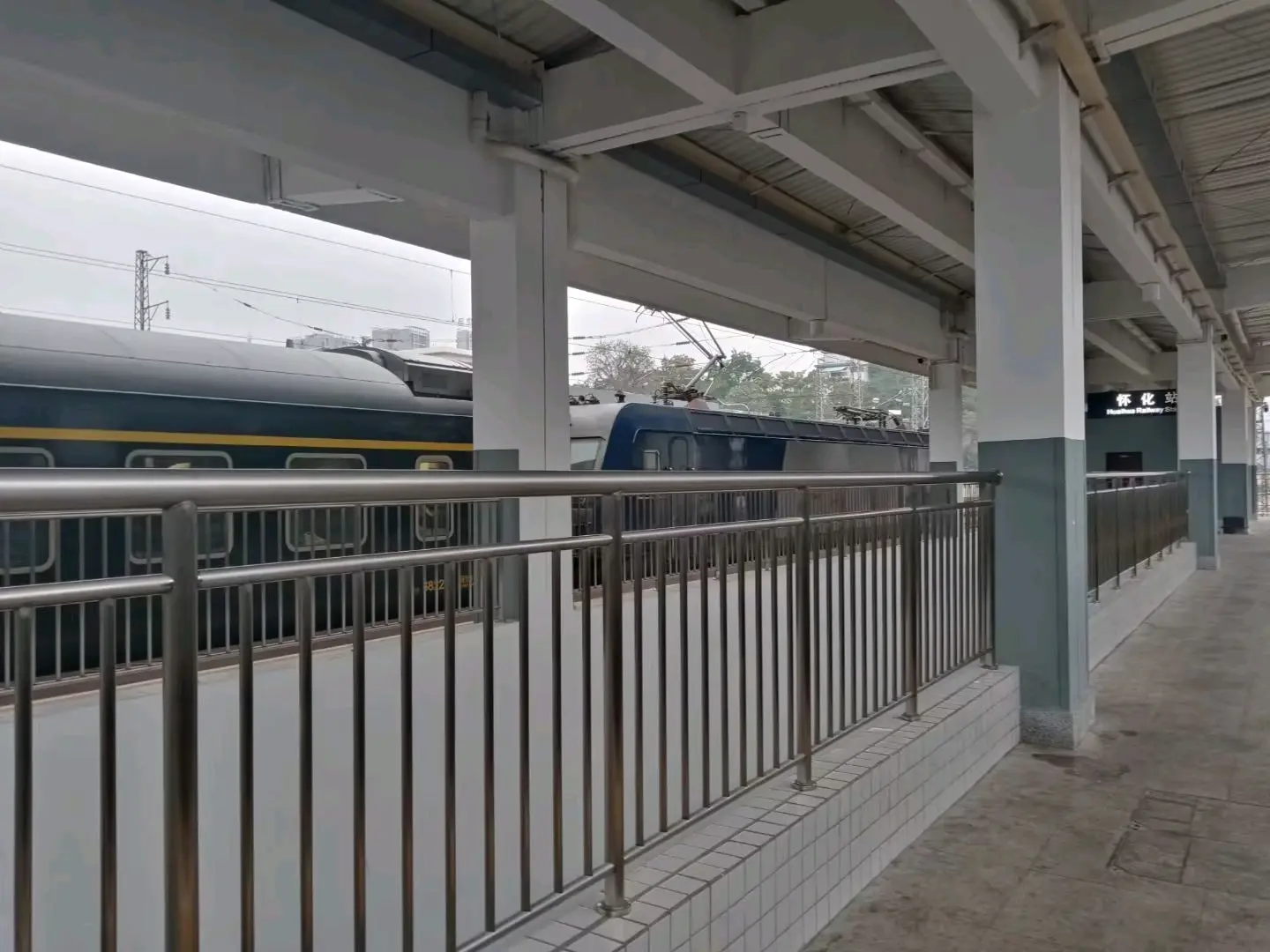 上车车票出发之前来了俩蓝精灵z161(北京西-昆明)出发到达小站站牌出