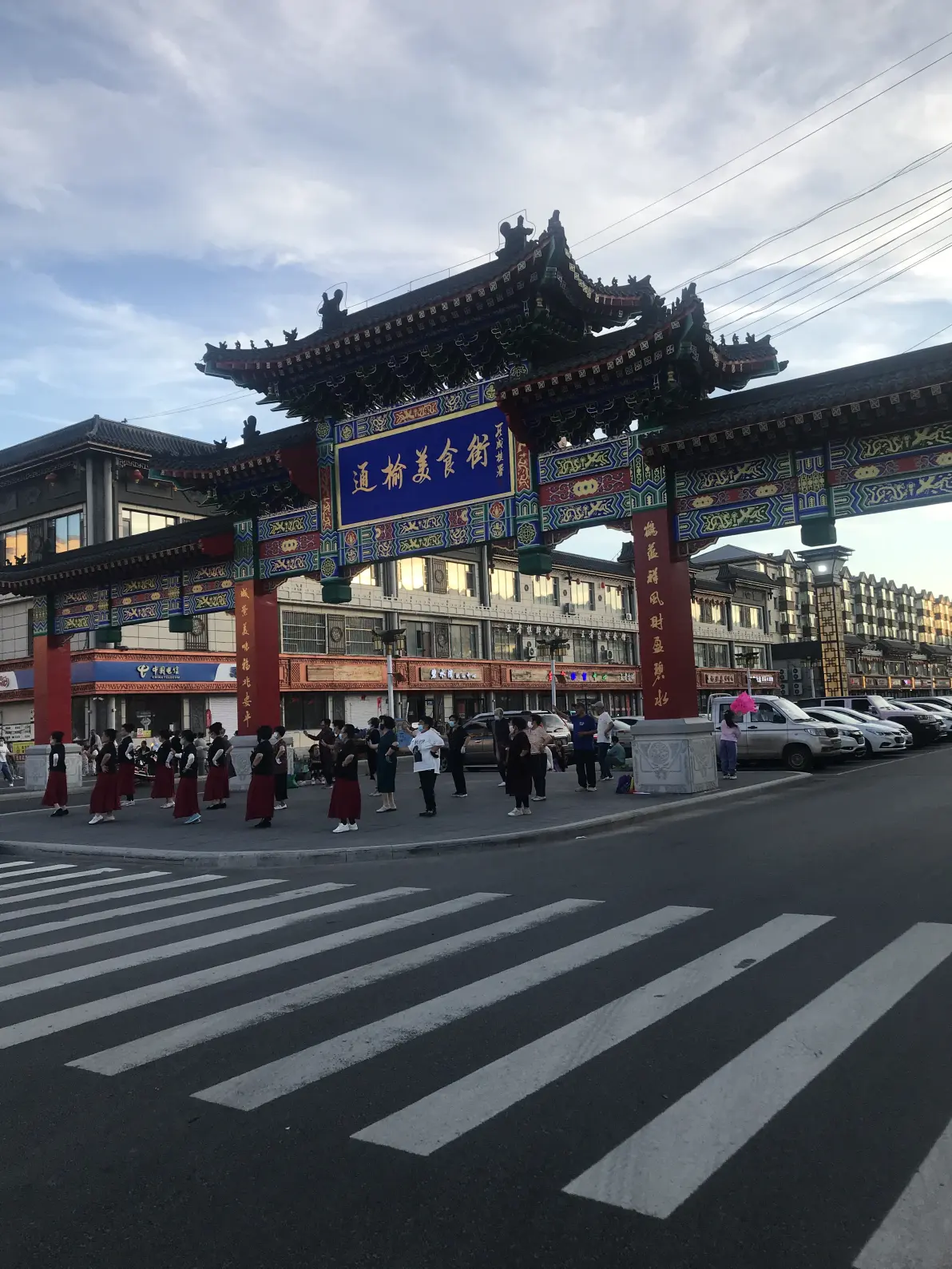 夜宿吉林省通榆县哪儿都有广场舞;穿着这样,说明这里还是比较凉爽的在
