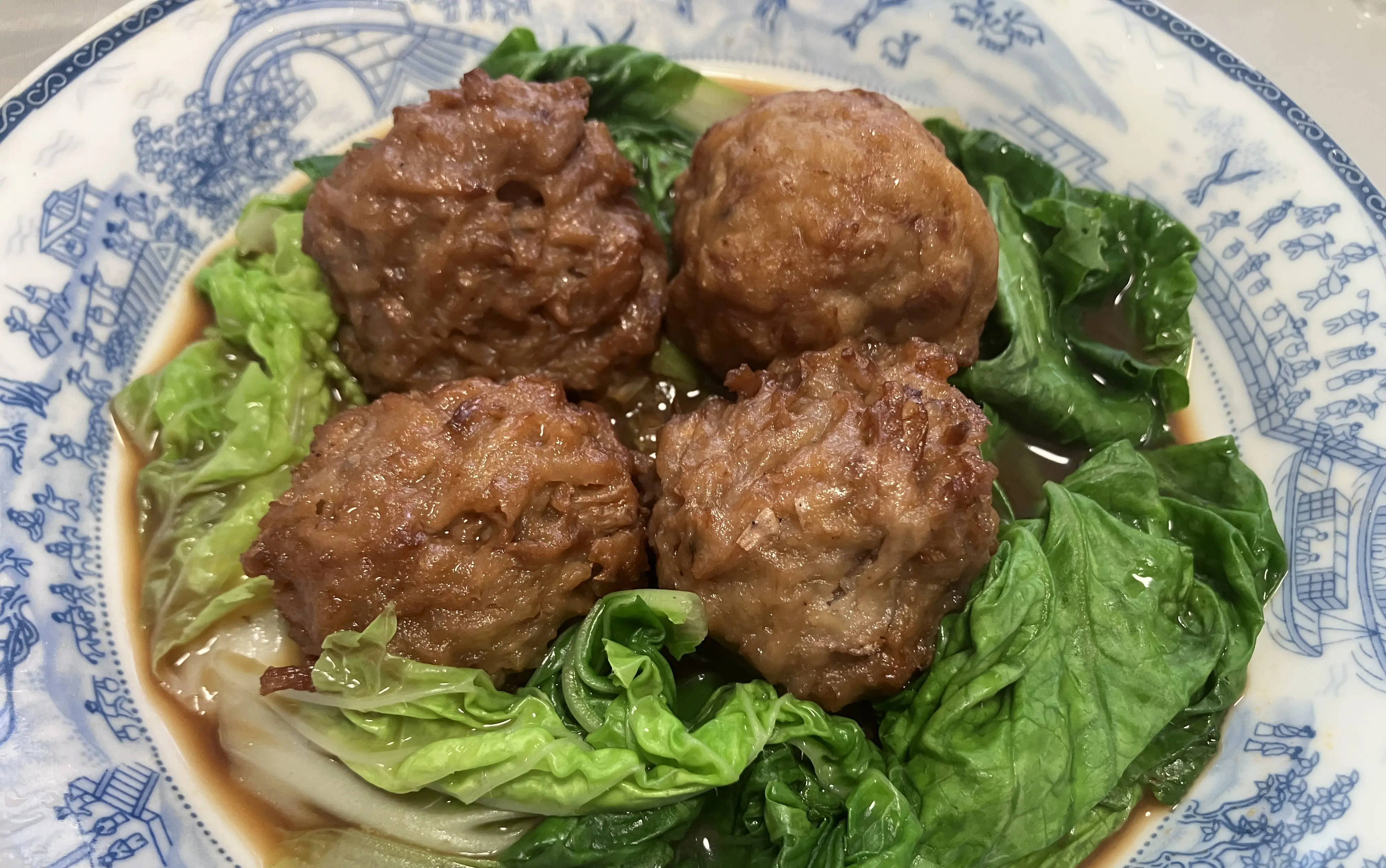 清蒸狮子头鹌鹑蛋茄子烧牛肉白萝卜汤鸡蛋西红柿蘑菇炒油饼块奶白菜炒