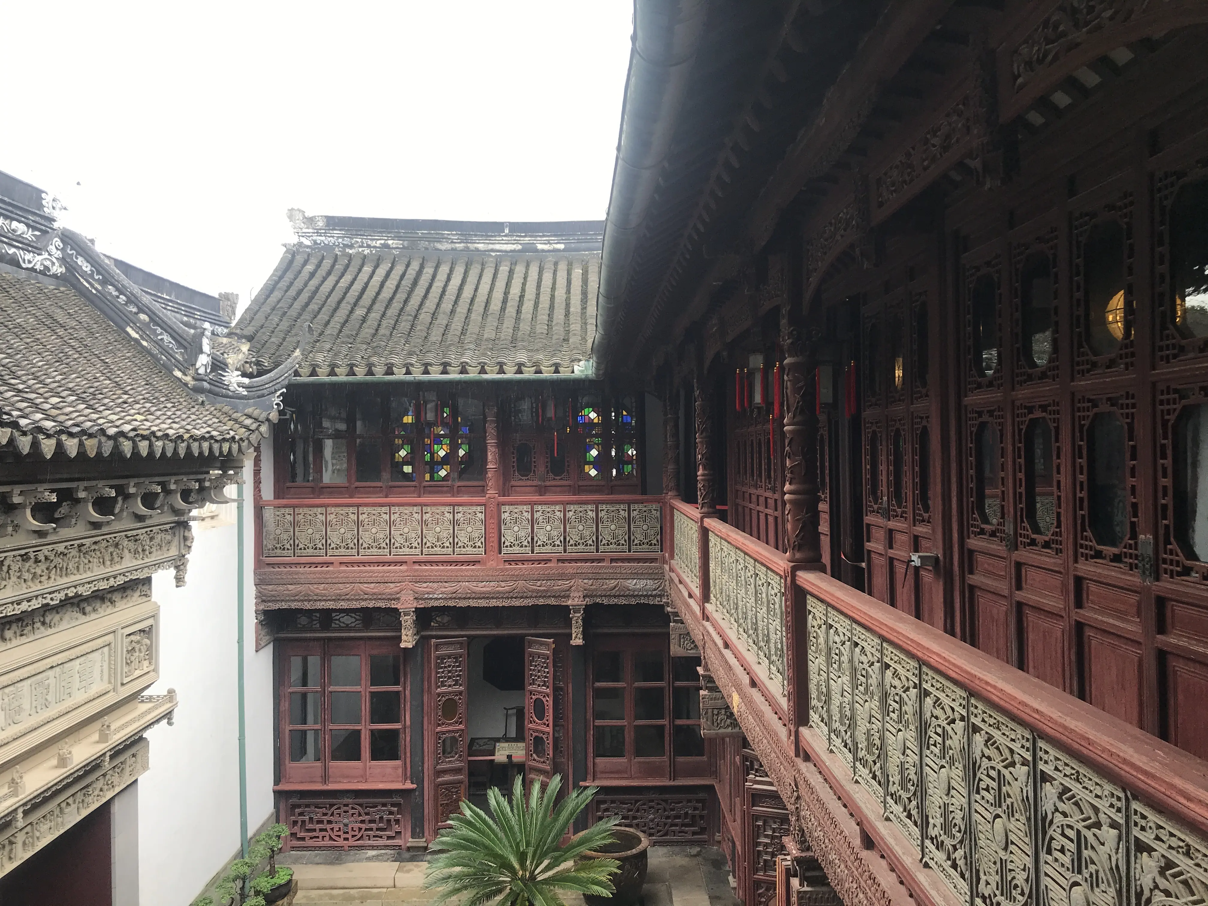 影视作品雕花楼部分结束雕花楼左手边是状元府第门口站着个状元进门