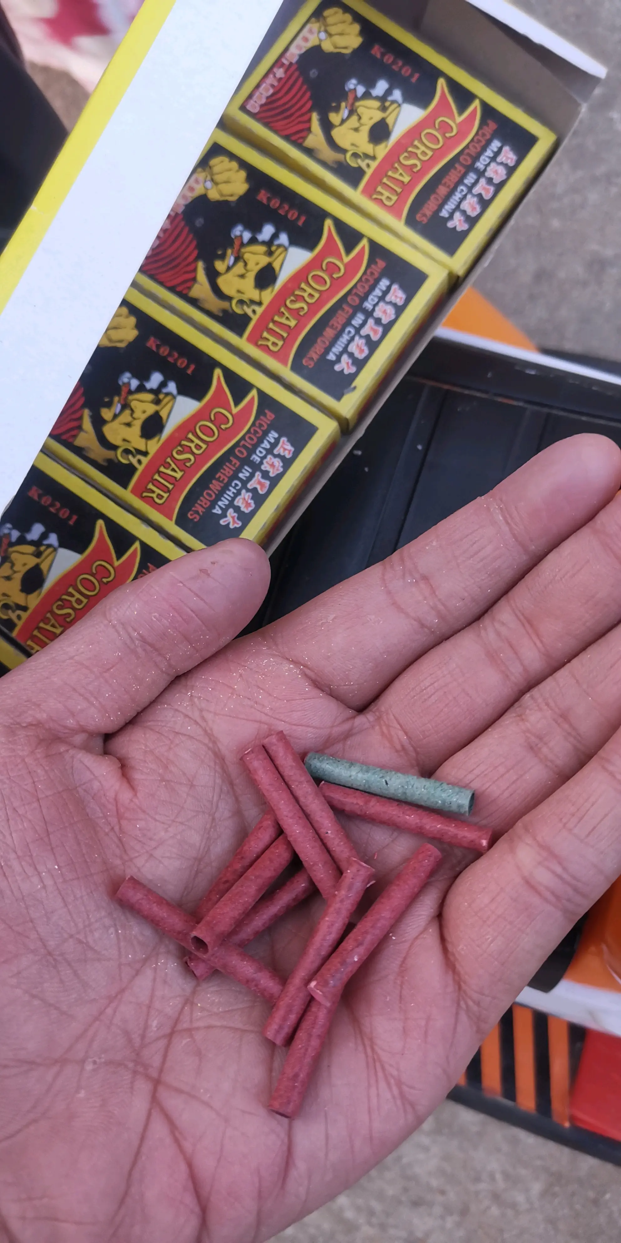 本人于大年初一在一堆黑老大中发现了一颗绿色擦炮,望周知