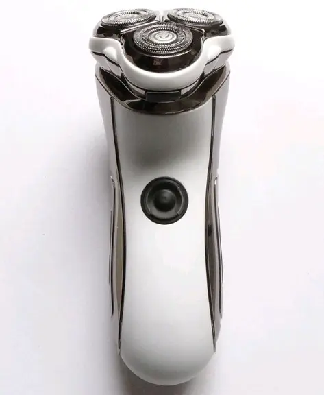 这有助于减少细菌滋生,保持刮胡刀的清洁卫生,并维持刀片的剃须切割