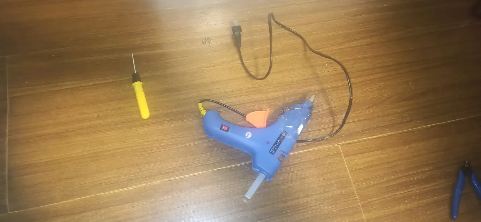 把点不亮的热胶柄拆开,等到放长假有空改成玩具手铳