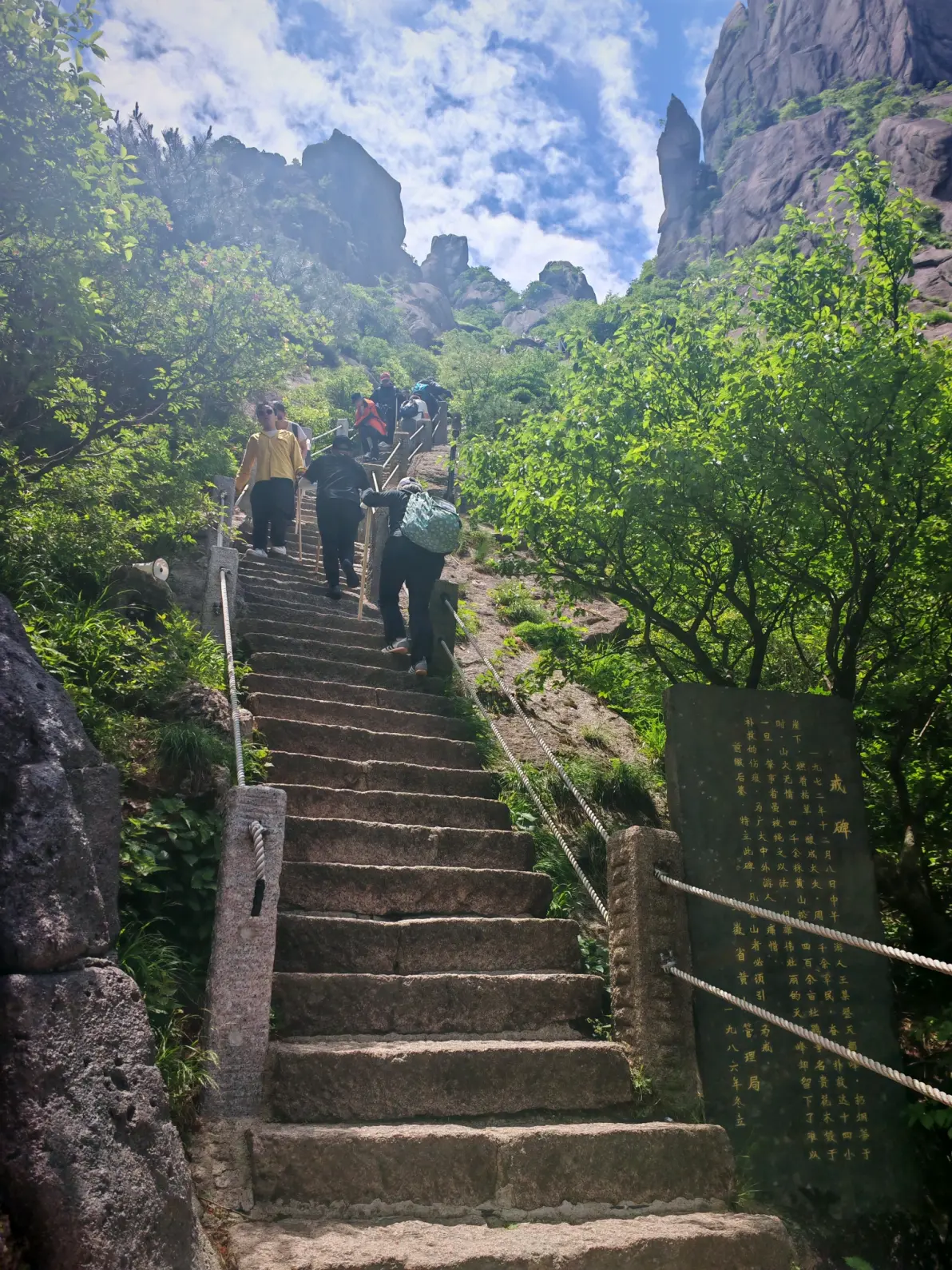 手脚并用,幸亏带了手套上图是半山腰往后看,能看到玉屏楼宾馆爬到半山