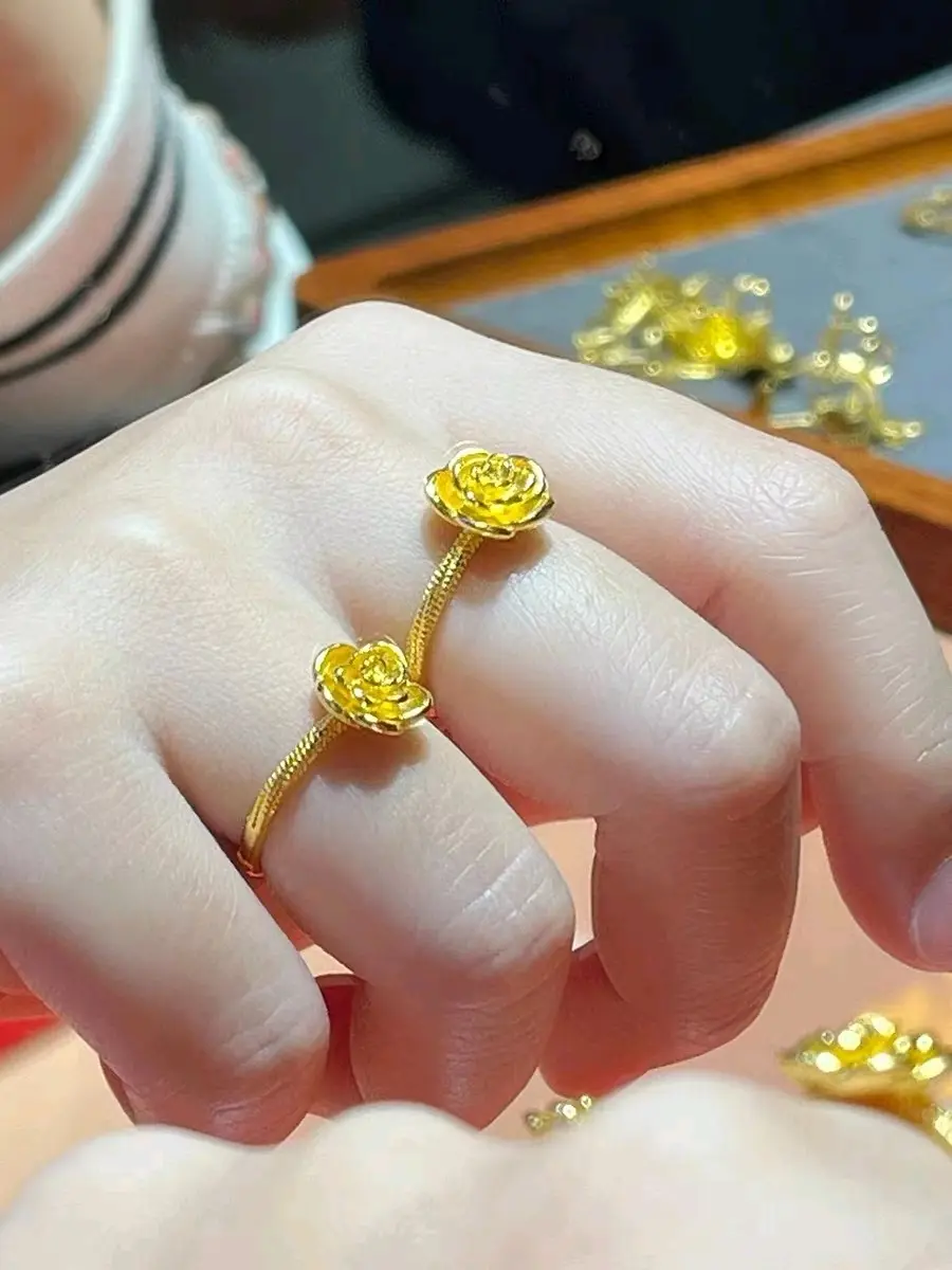 佩戴黄金玫瑰花戒指的寓意和象征