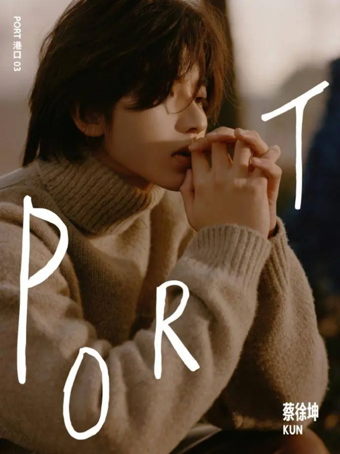 蔡徐坤一身棕色毛衣搭配同色系皮裤,在自然环境下拍摄这组温暖森系