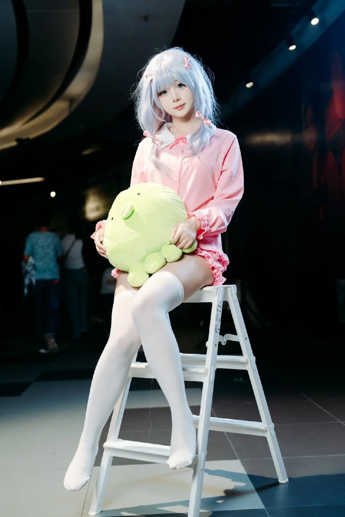 和泉纱雾那白毛萝莉的形象,加上白丝过膝的搭配,二次元