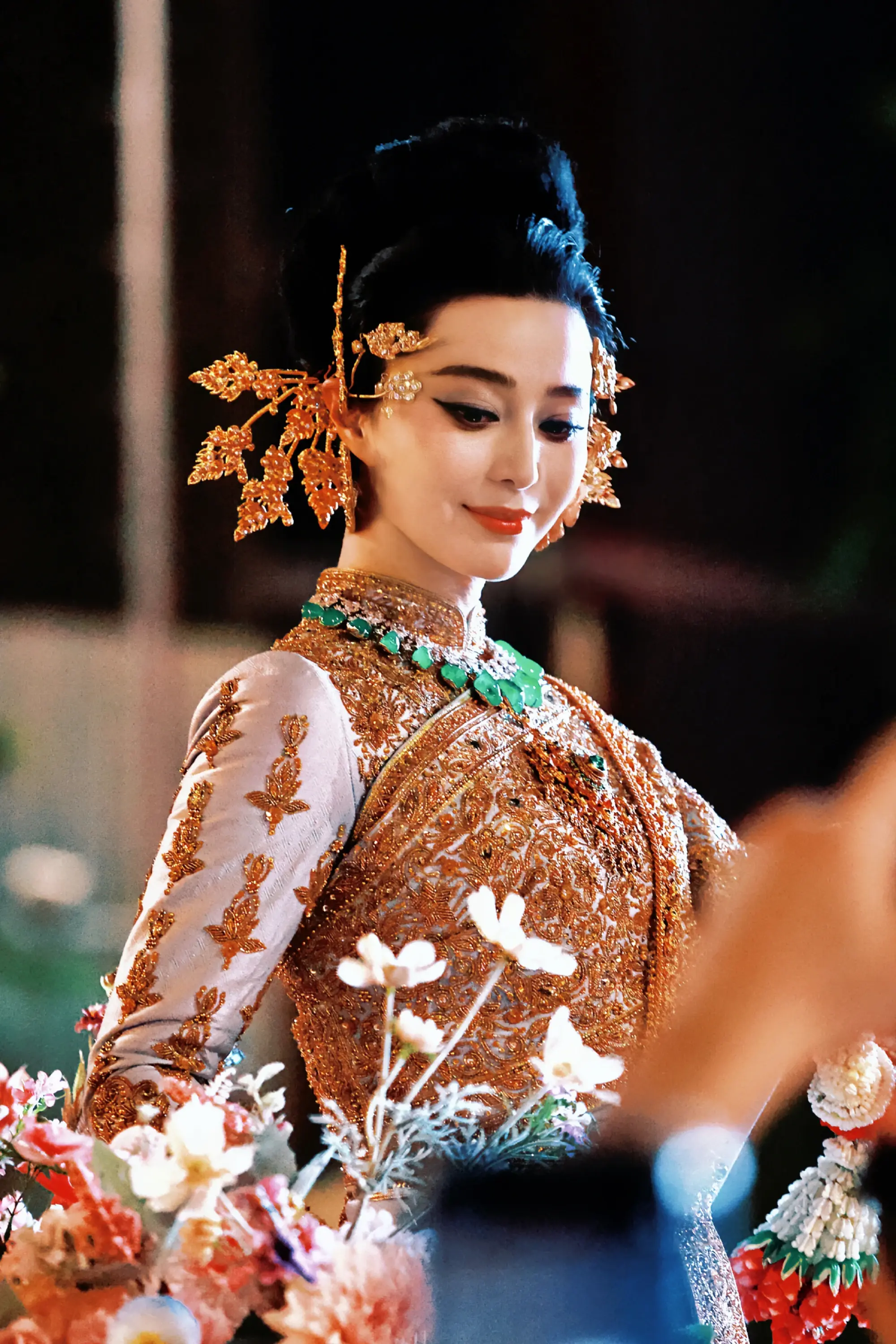 范冰冰亮相泼水节,穿旗袍显优雅贵妇气质,交通工具引发热议