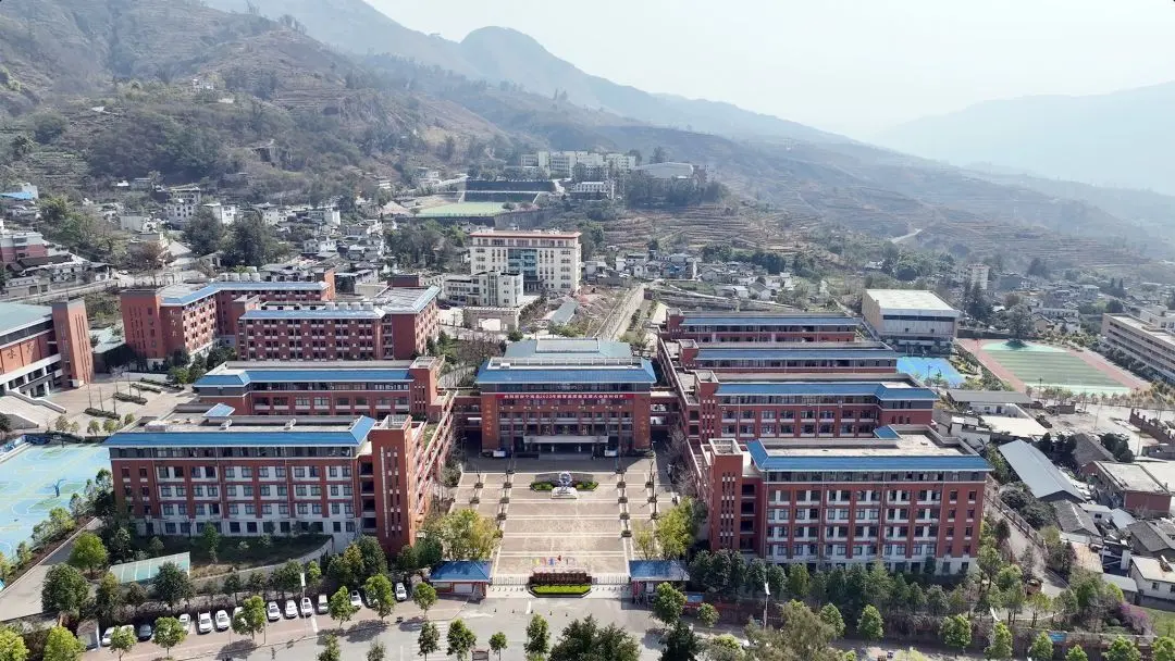 宁南县三峡白鹤滩中学如今,三峡集团持续聚焦教育,医疗,产业帮扶