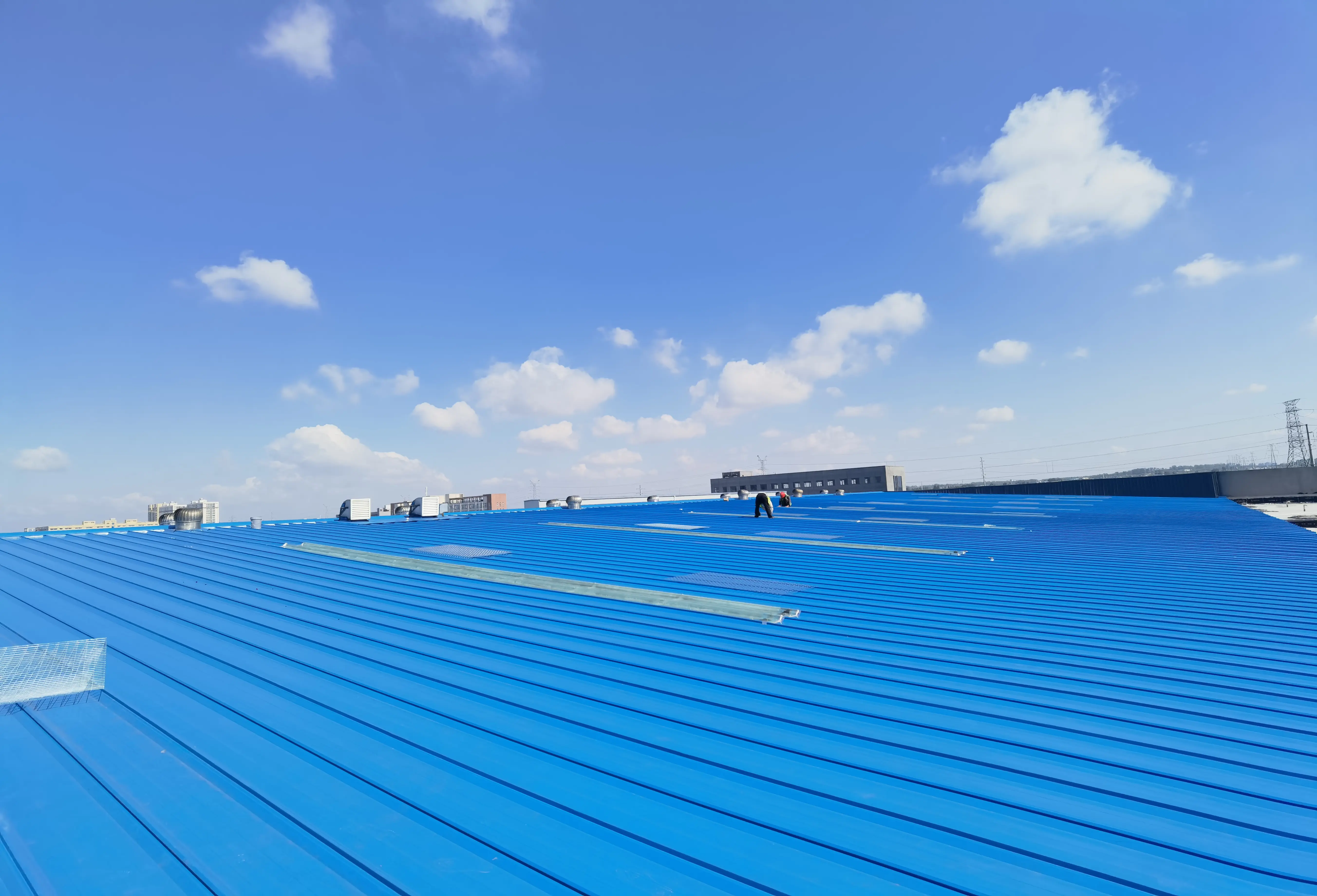 檩条连接在屋架上,支撑瓦片;瓦片覆盖在檩条上,构成厂房屋顶,具备防水