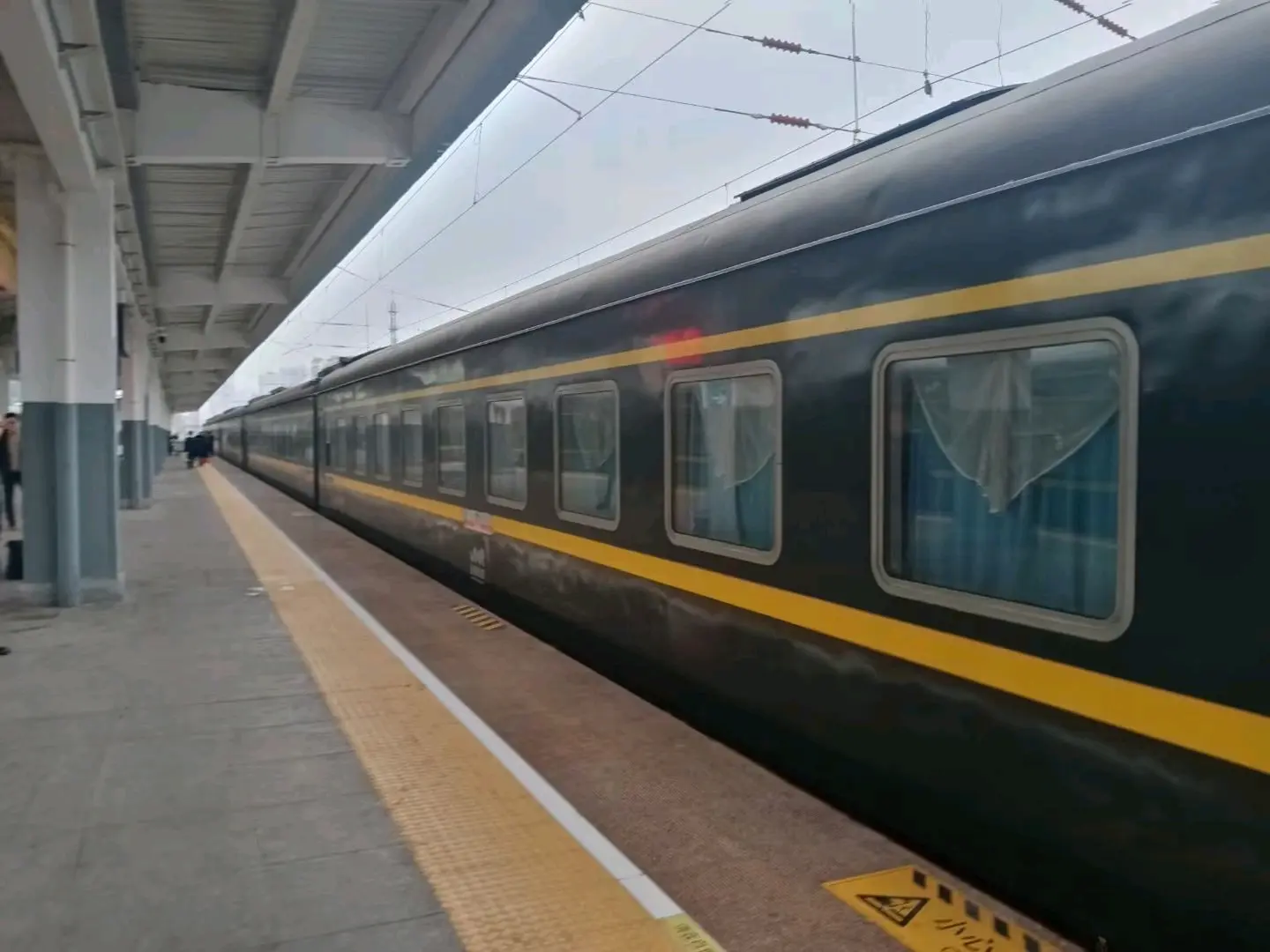 上车车票出发之前来了俩蓝精灵z161(北京西-昆明)出发到达小站站牌出