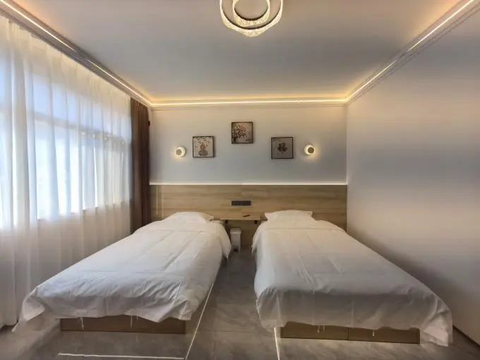 张家口沽源县闪电湖晓越之家民宿近大汉行宫,门口就是闪电河!